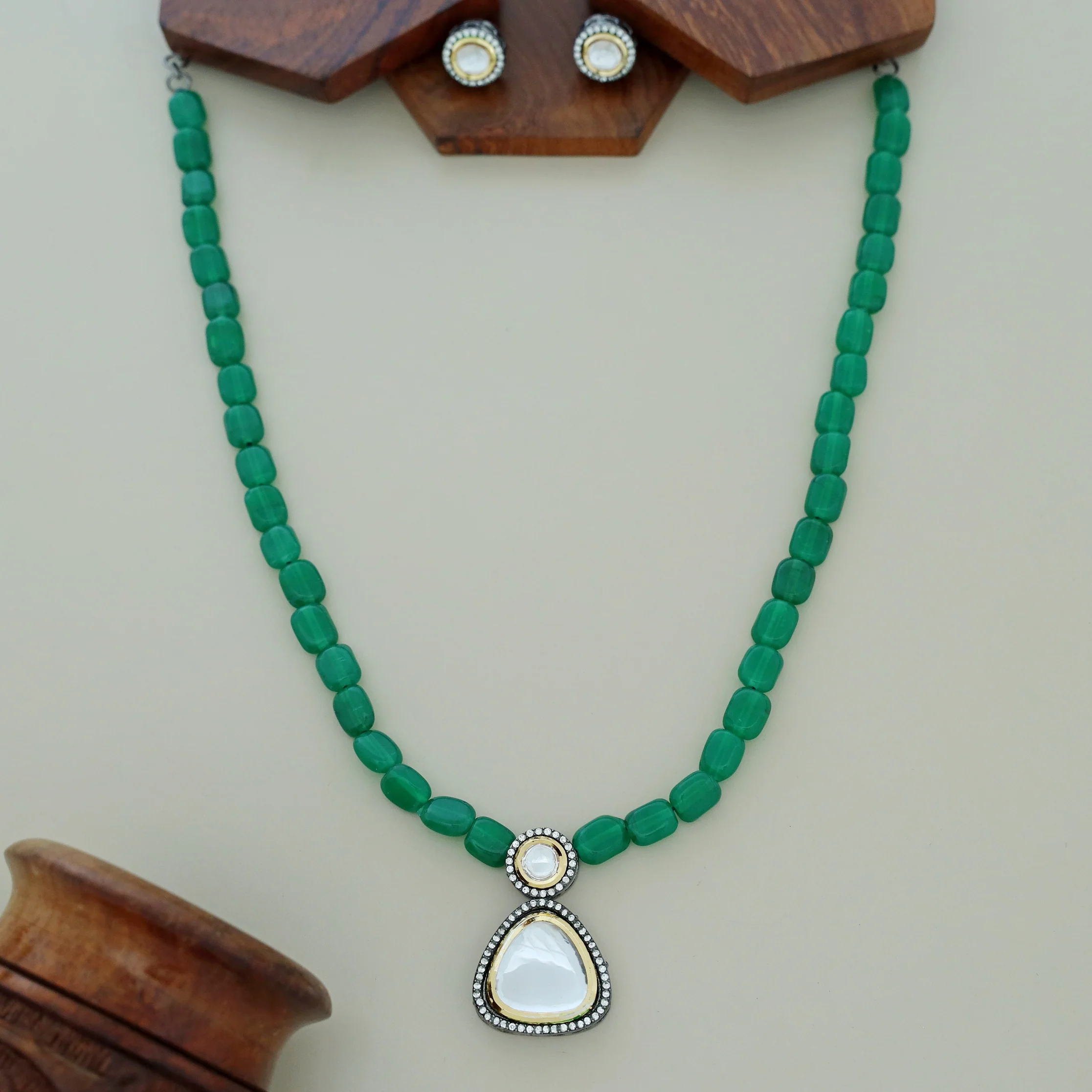 Lavanika kundan Neckpiece With Stud - Image 9