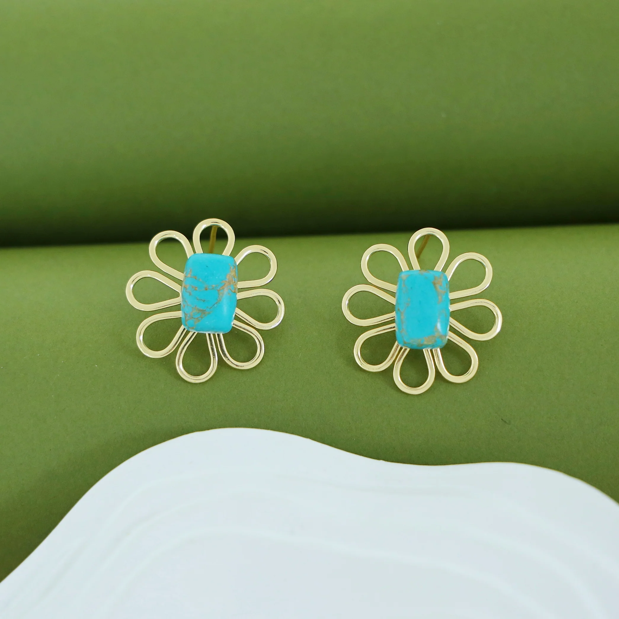 Lee Golden Flower Earring - Image 2