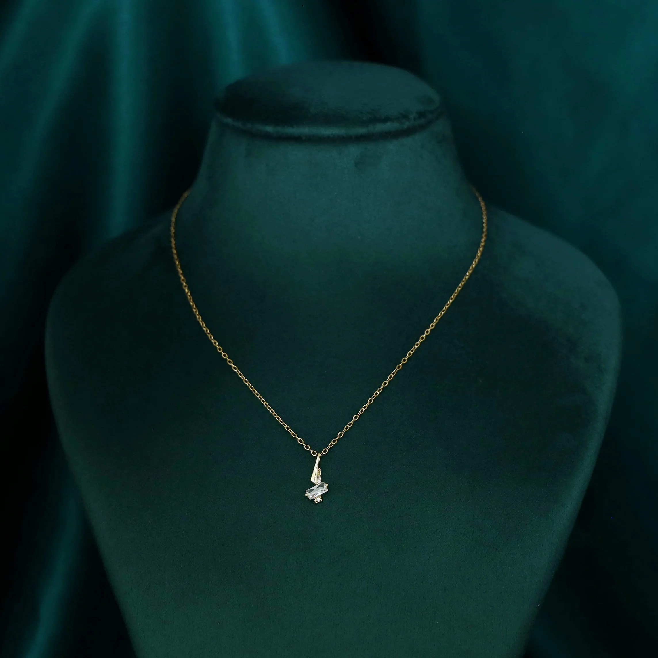 Leevina Rectangle Pendant Chainy Neckpiece - Image 2