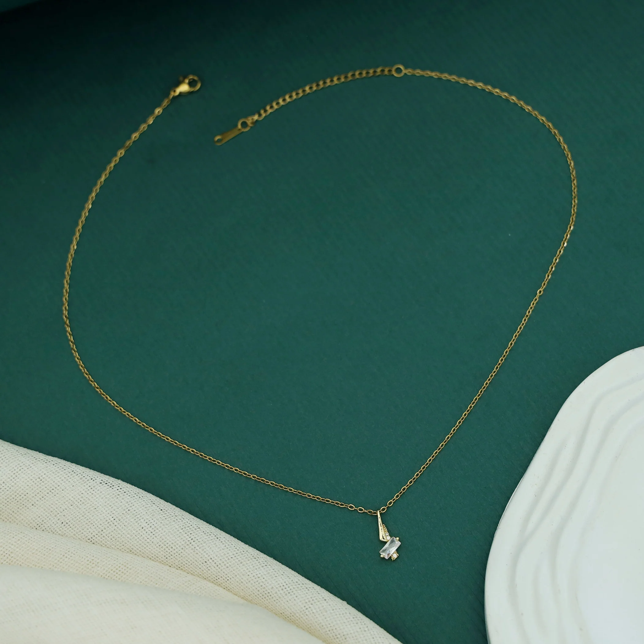 Leevina Rectangle Pendant Chainy Neckpiece - Image 4