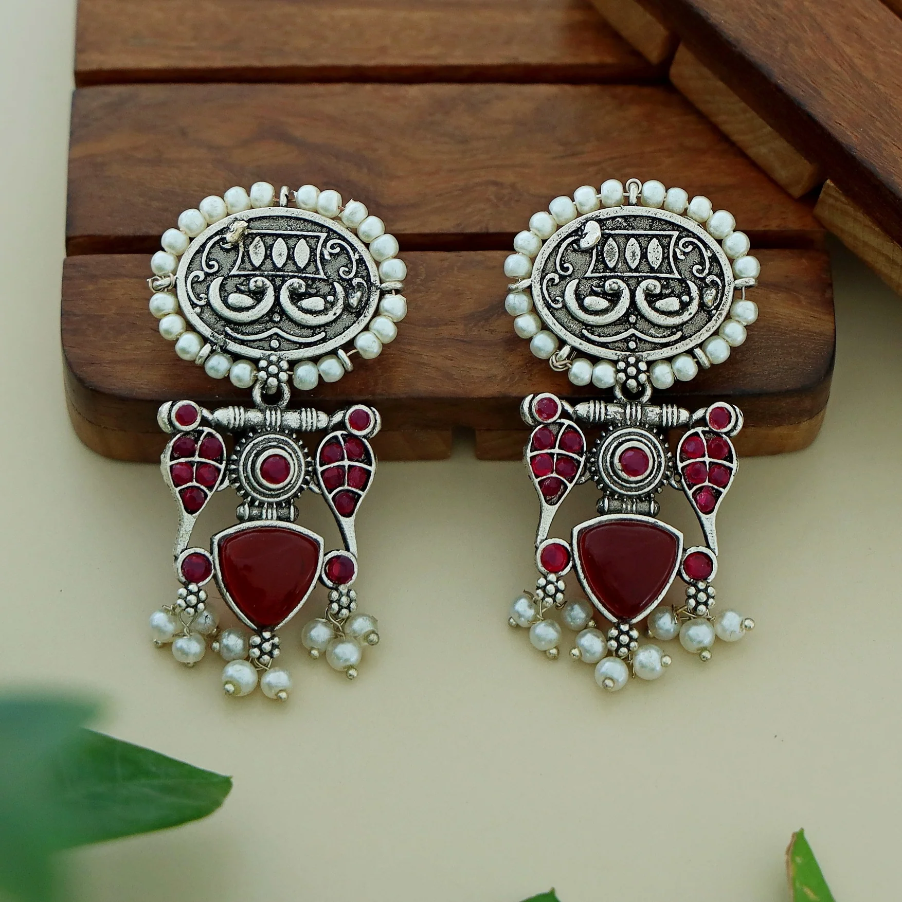 Leila Twin Bird Oval Pearl Earring - Image 2