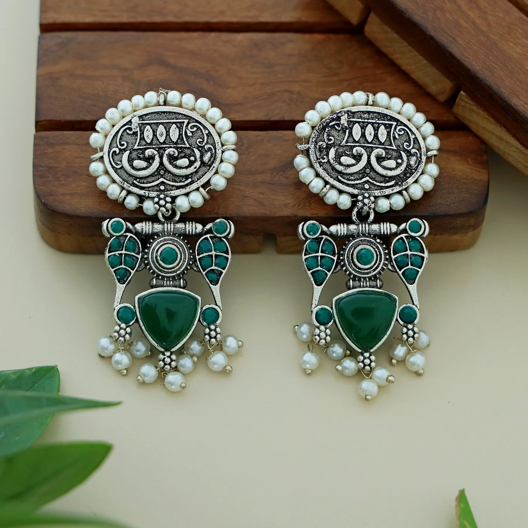 Leila Twin Bird Oval Pearl Earring - Image 3