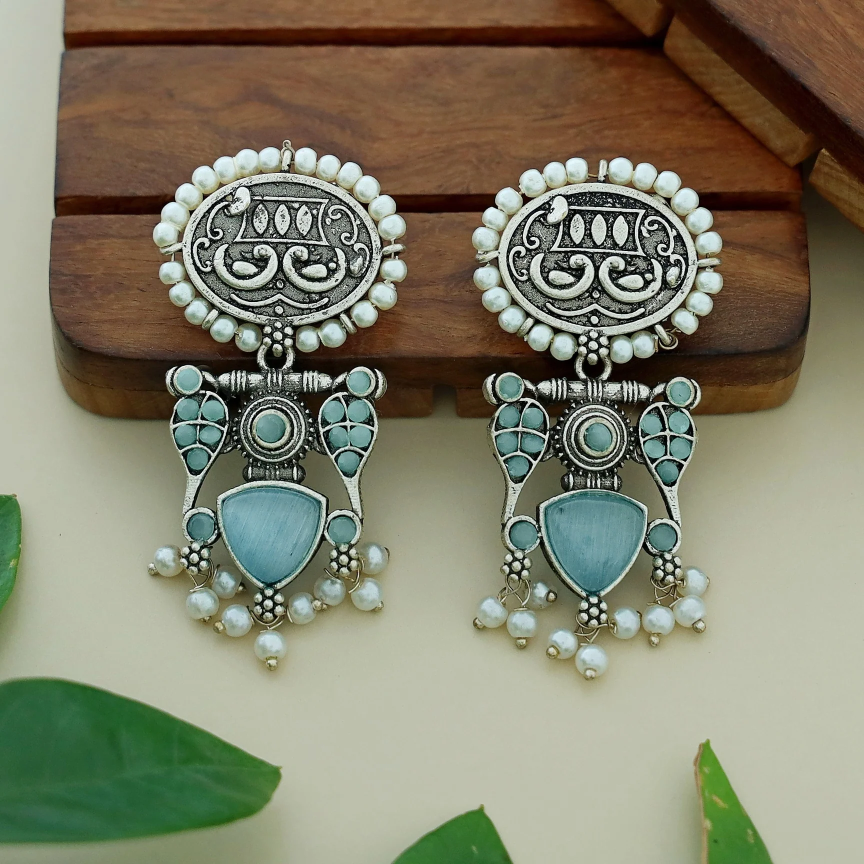 Leila Twin Bird Oval Pearl Earring - Image 4