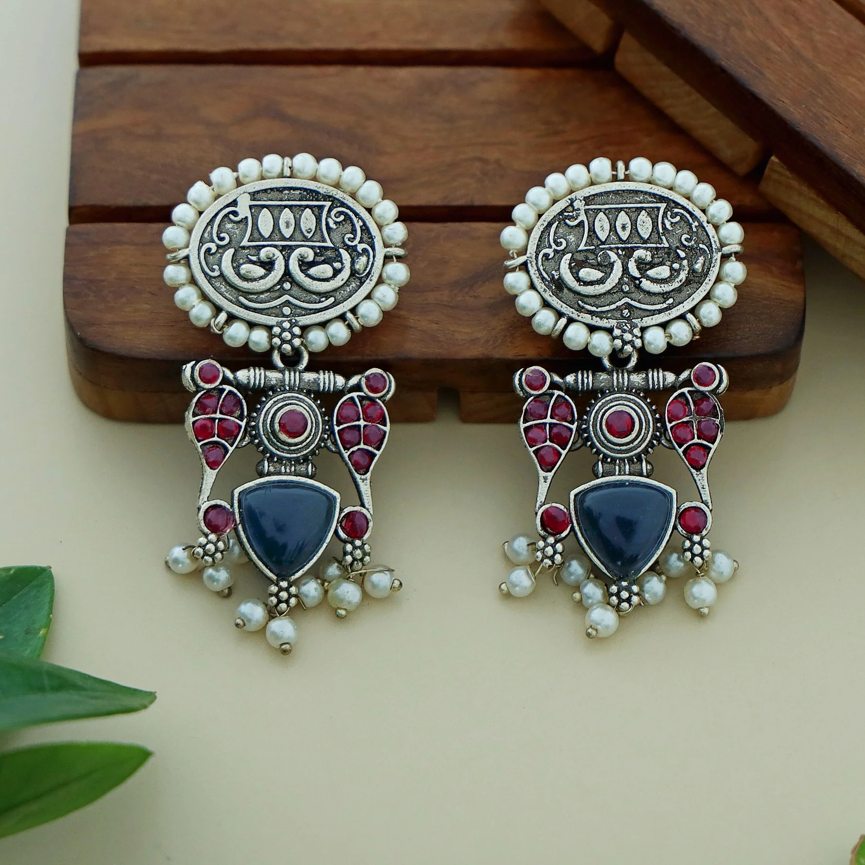 Leila Twin Bird Oval Pearl Earring - Image 5