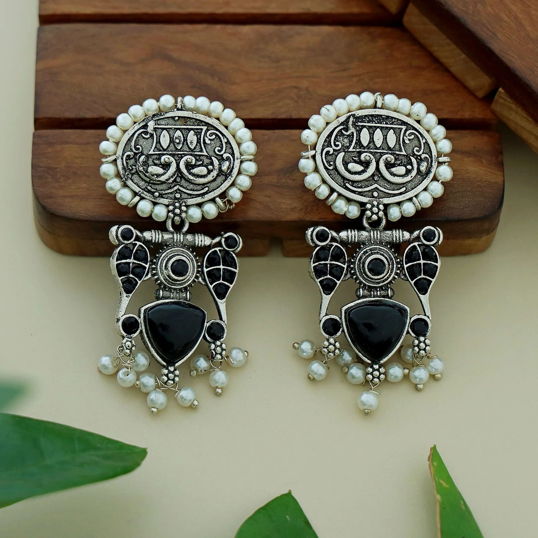 Leila Twin Bird Oval Pearl Earring - Image 6