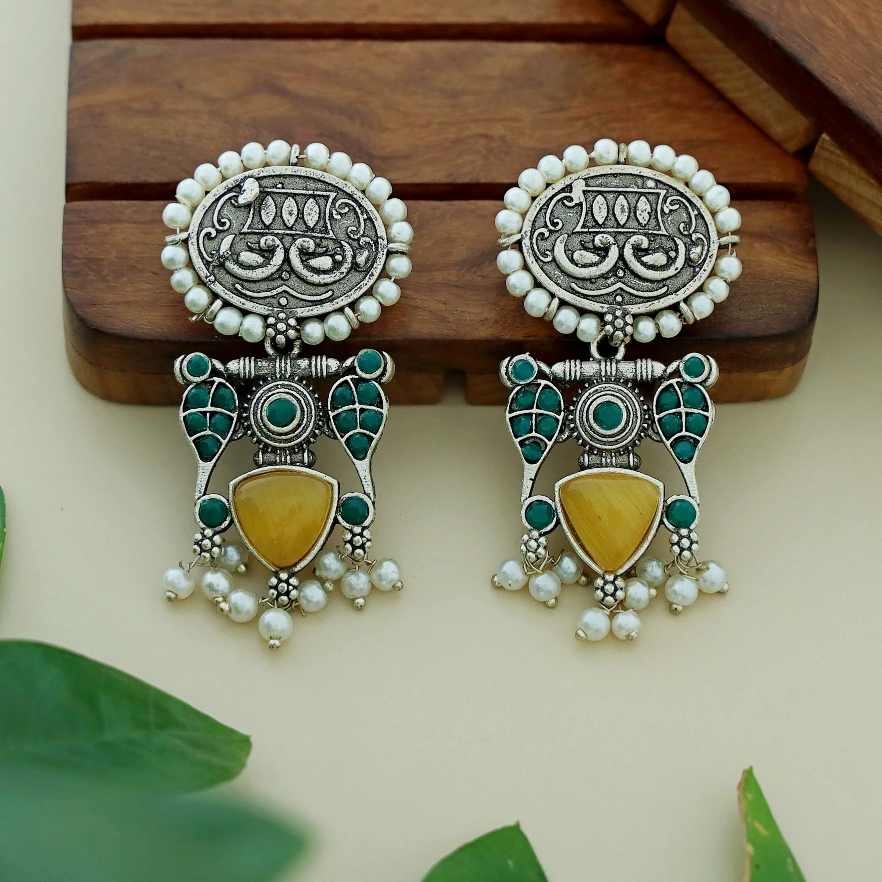 Leila Twin Bird Oval Pearl Earring - Image 7