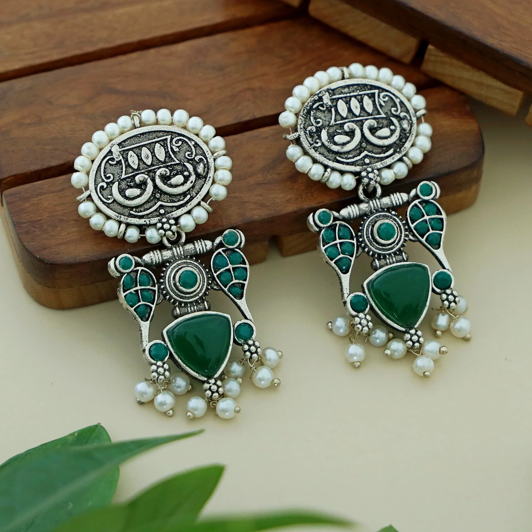 Leila Twin Bird Oval Pearl Earring - Image 8