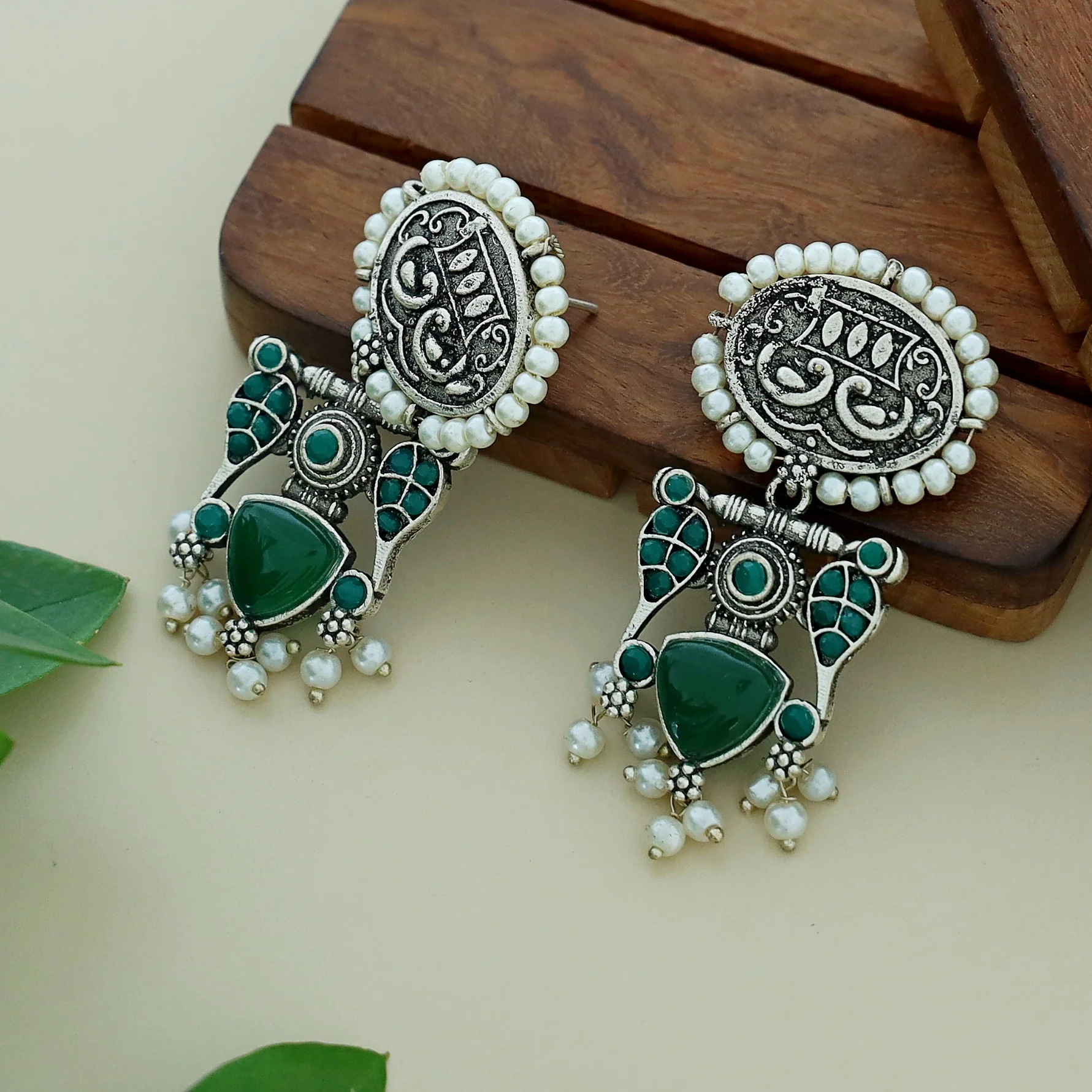 Leila Twin Bird Oval Pearl Earring - Image 9