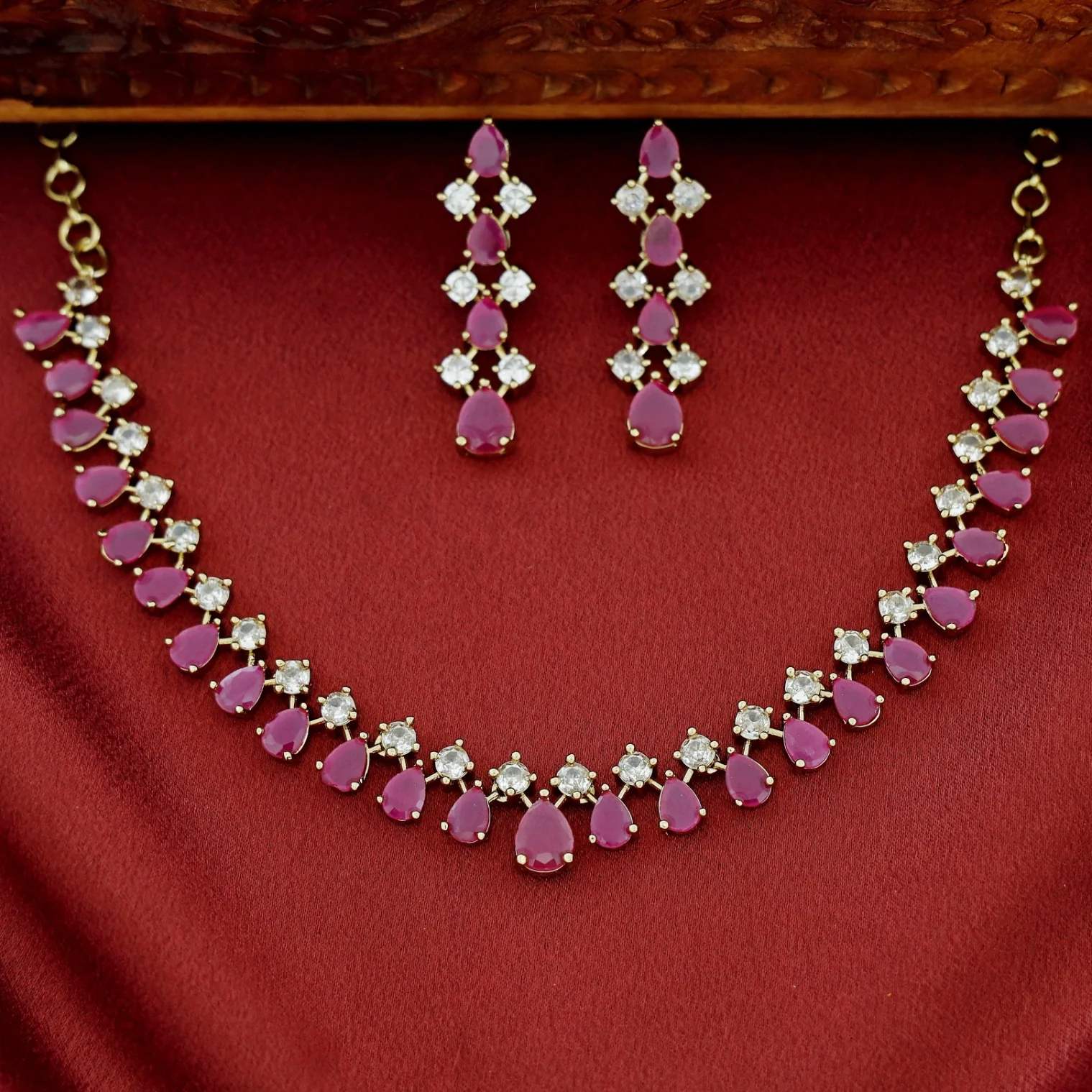 Leilani Claw Glossy Drop Short Neckpiece With Earring - Image 3