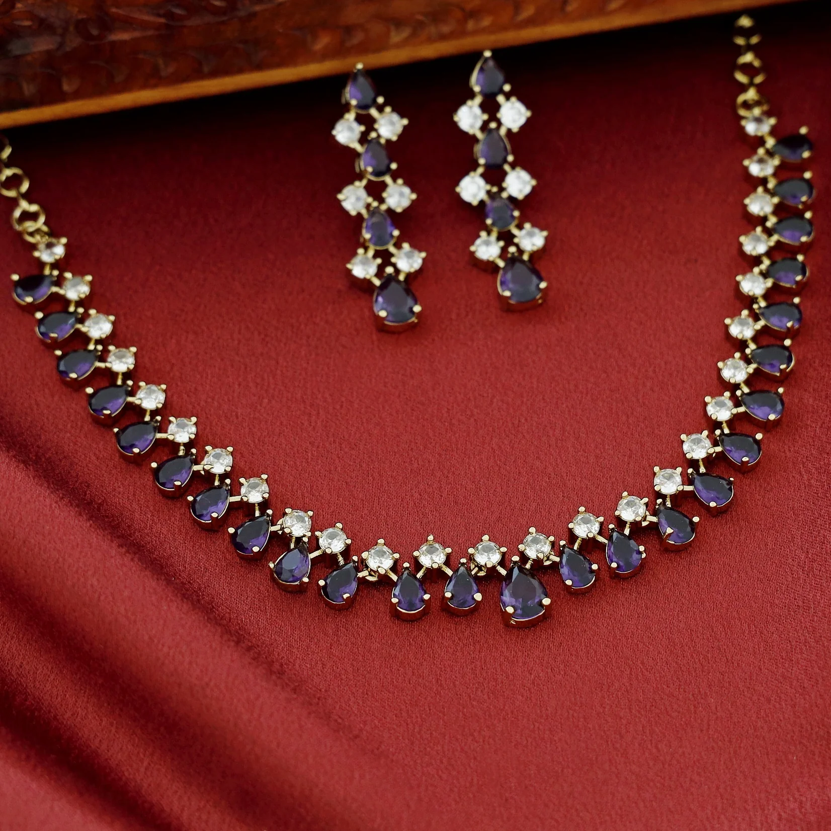 Leilani Claw Glossy Drop Short Neckpiece With Earring - Image 4