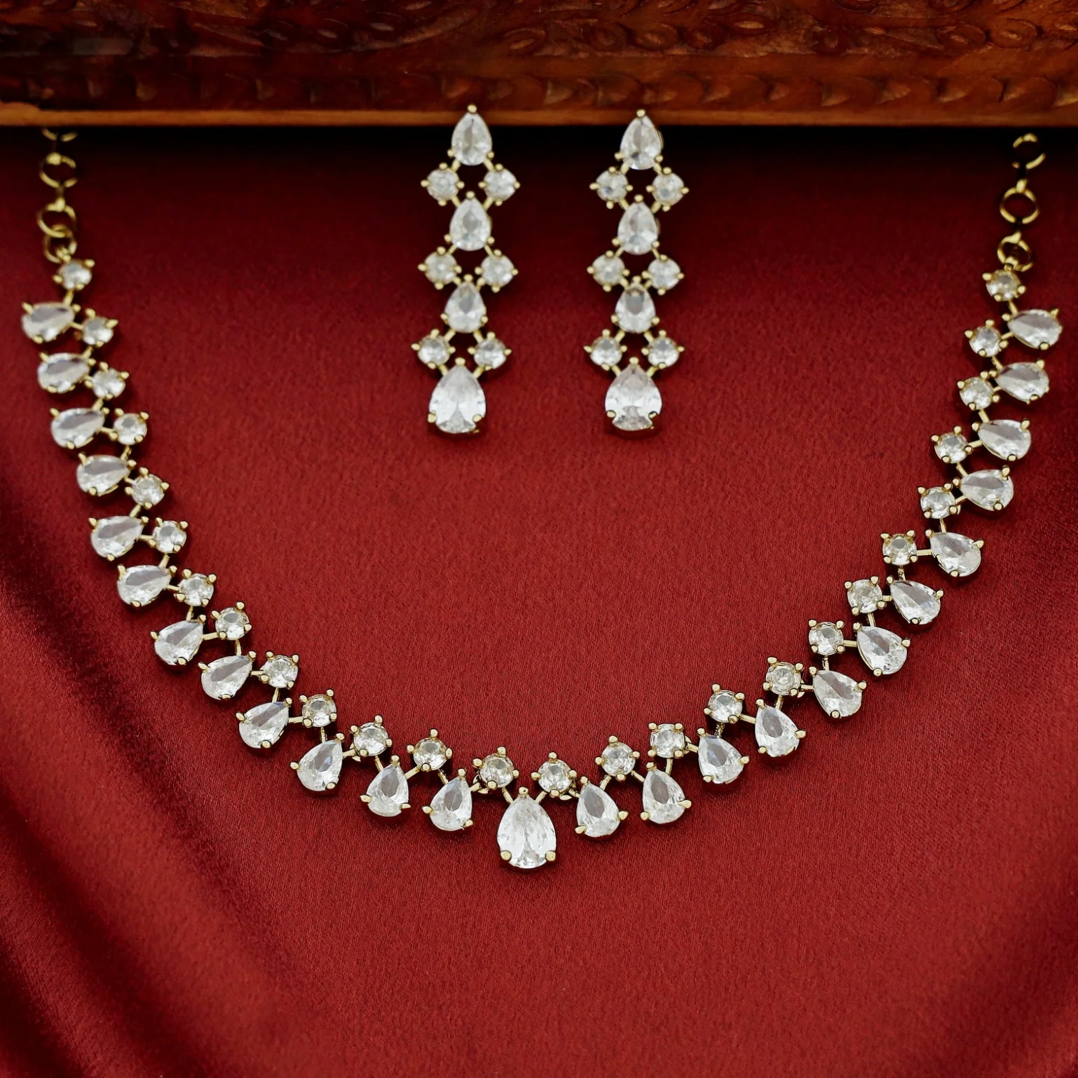 Leilani Claw Glossy Drop Short Neckpiece With Earring - Image 5