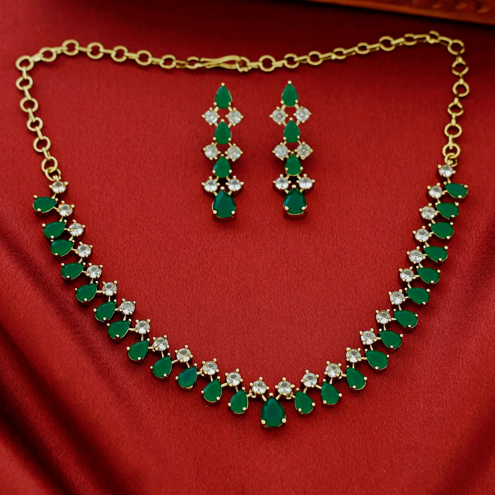 Leilani Claw Glossy Drop Short Neckpiece With Earring - Image 8