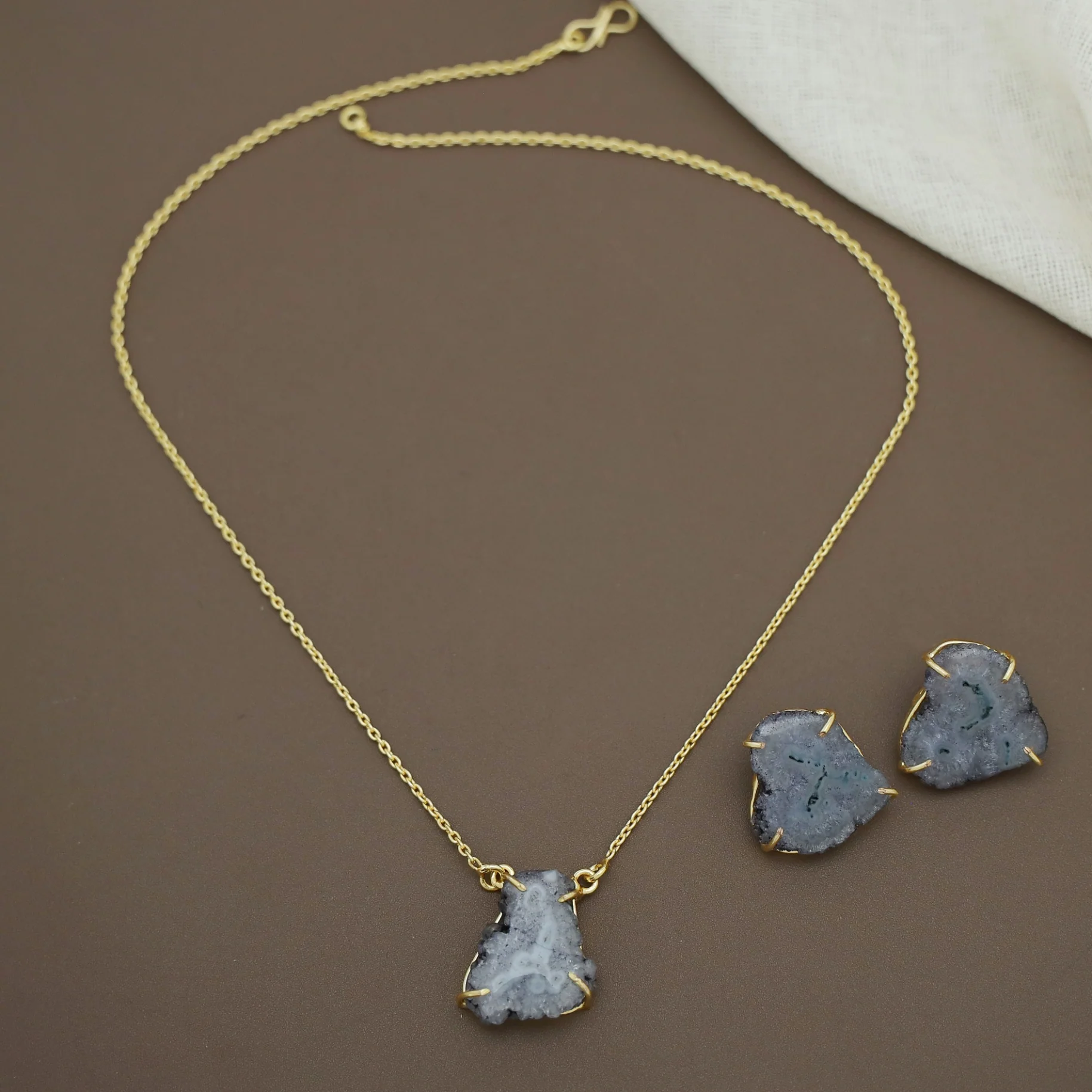 Leyora Solar Agate Neckpiece With Earring - Image 3
