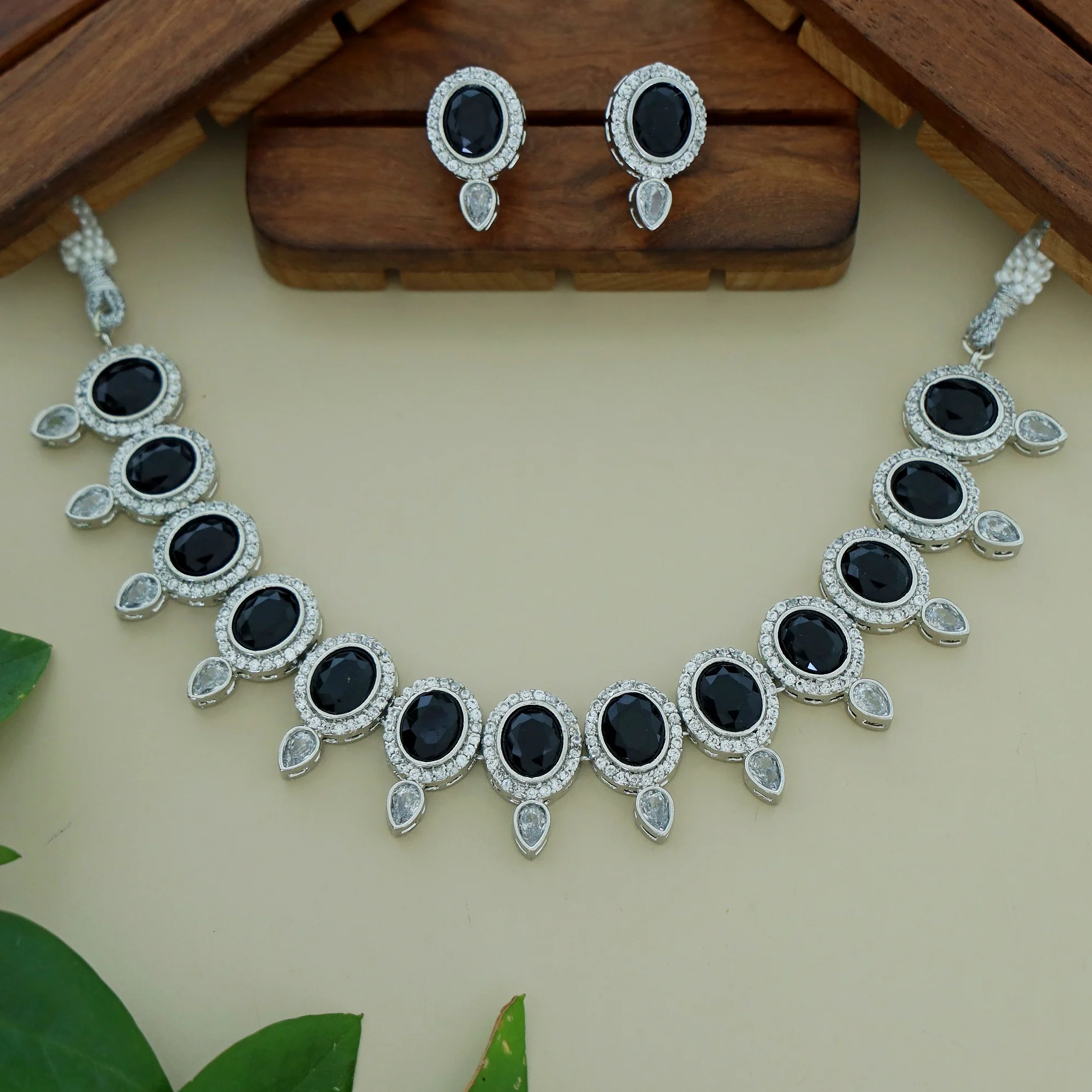 Likasa Neckpiece With Earring - Image 7