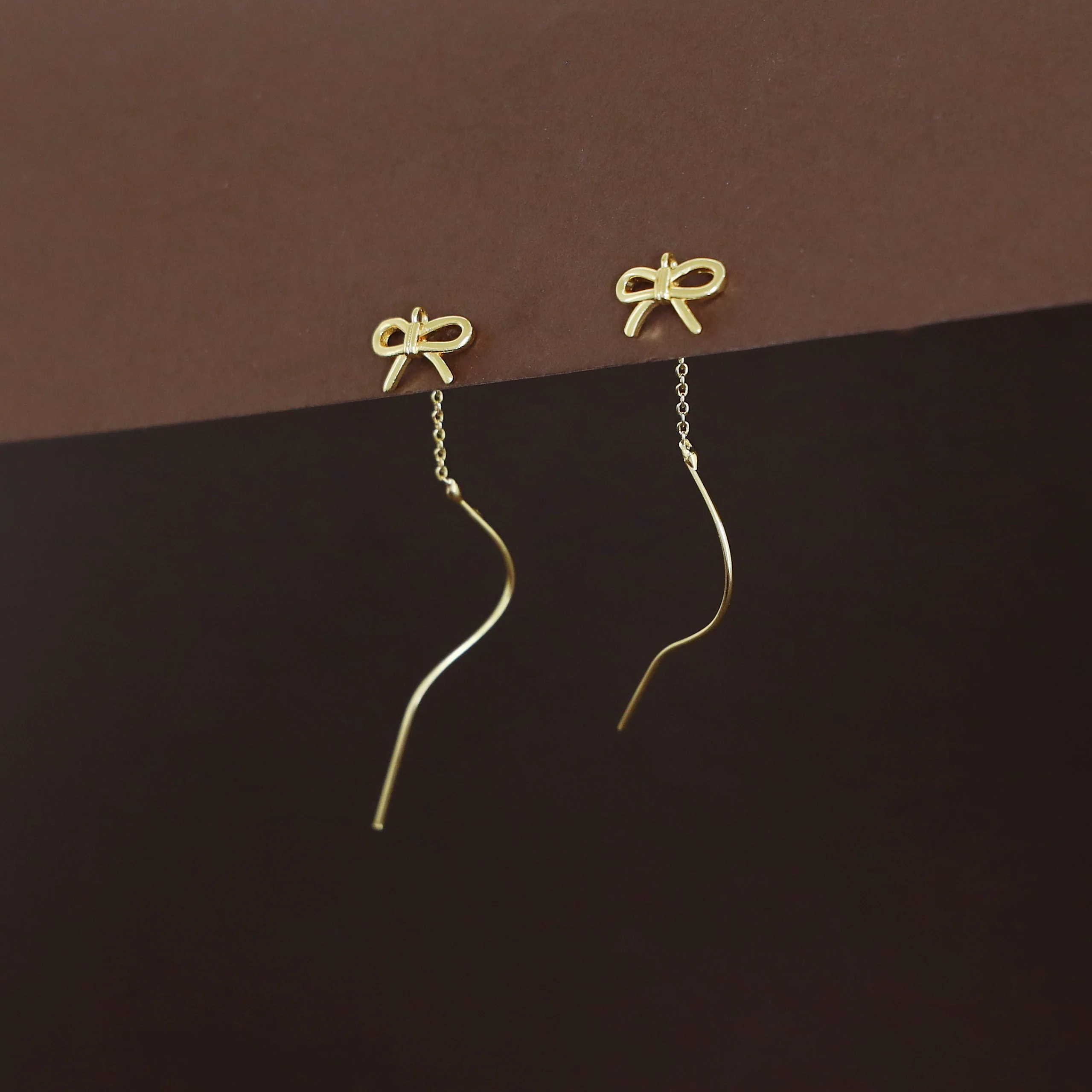 Emire Golden Ribbon Needle And Thread Earring - Image 3