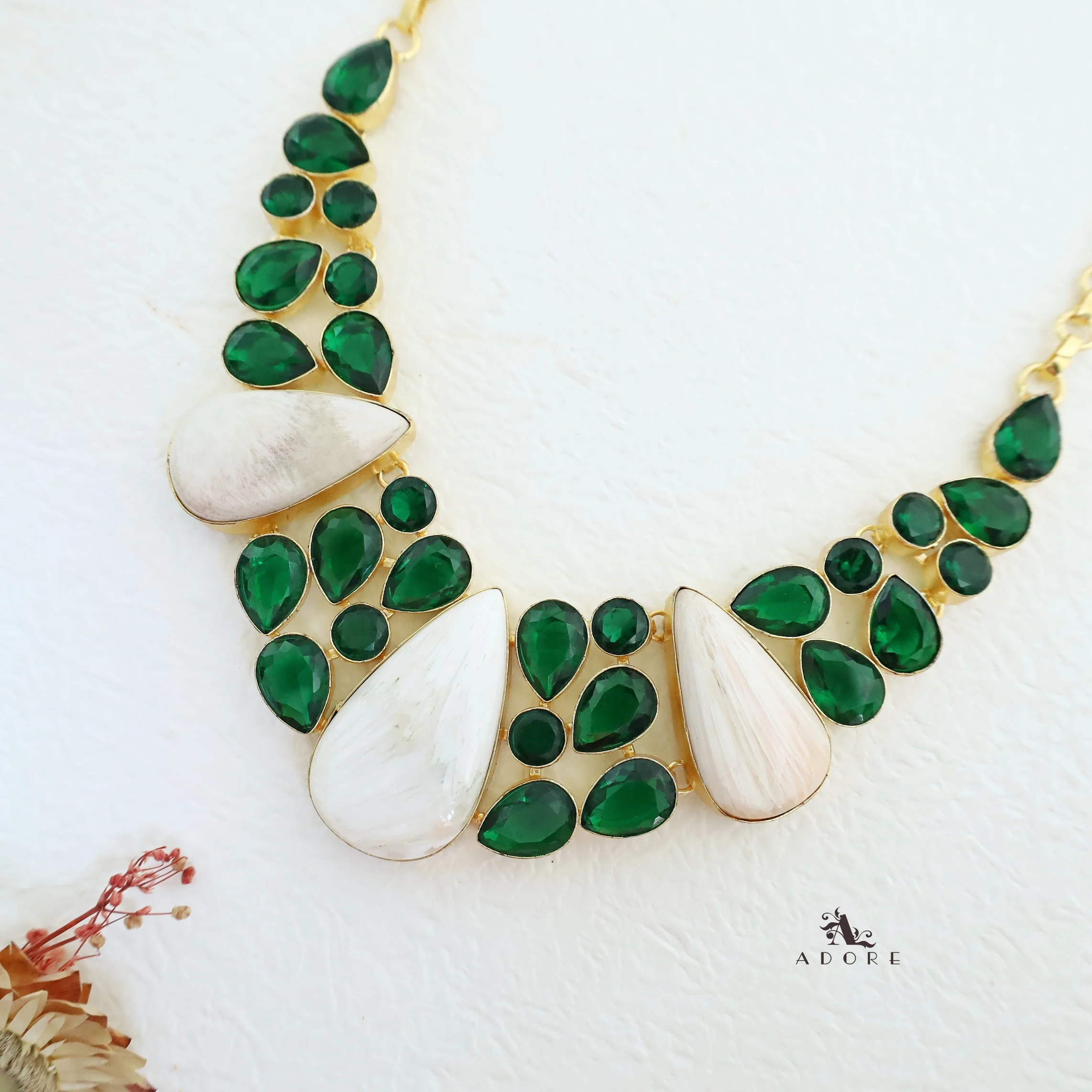 Dilna Glossy Neckpiece - Image 3