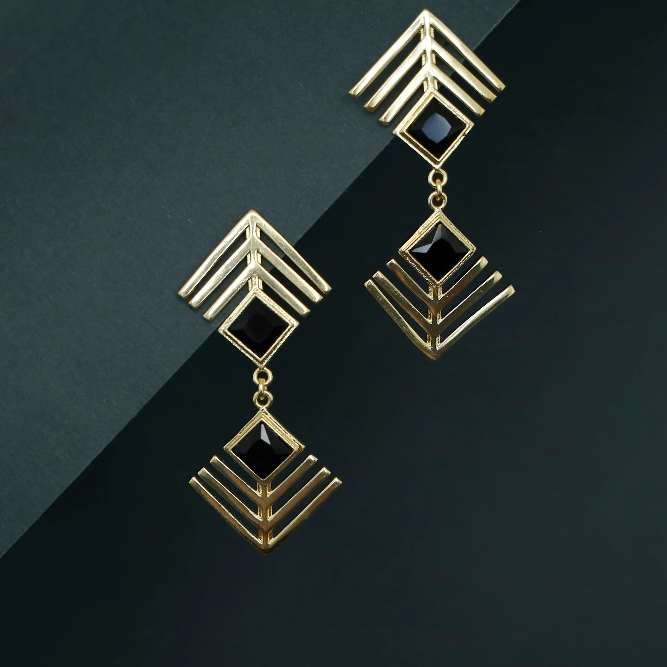 Lorelei Golden Dual Arrow Glossy Stone Earring - Image 4