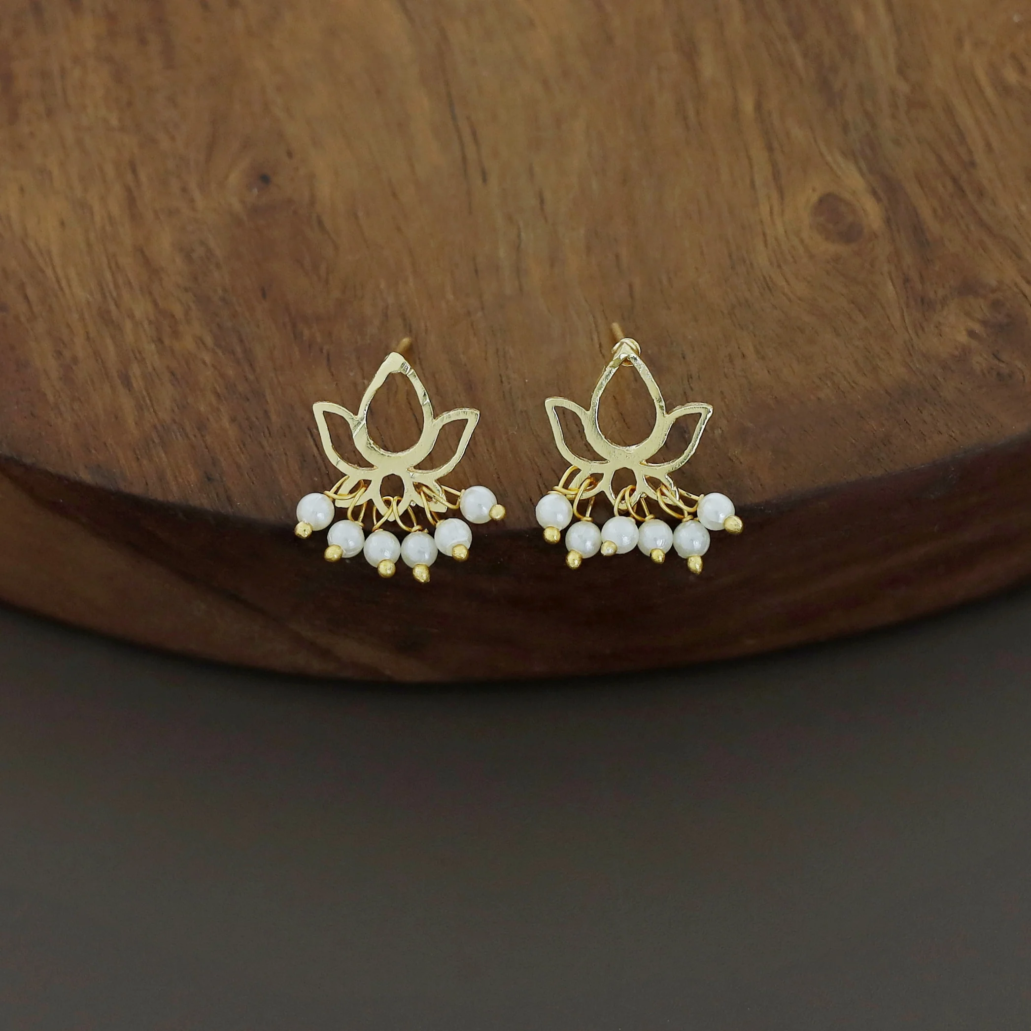 Luna Lotus Cluster Pearl Neckpiece With Earring - Image 4