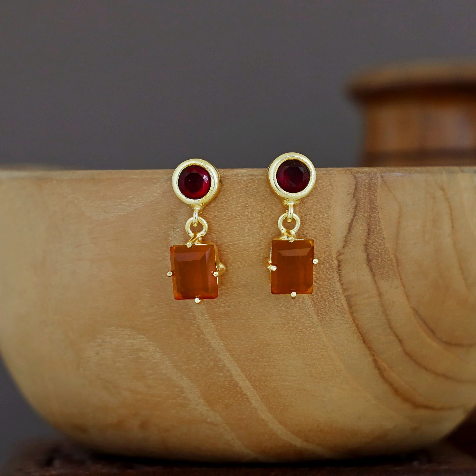 Lydia Glossy Circle Claw Rectangle Earring - Image 3
