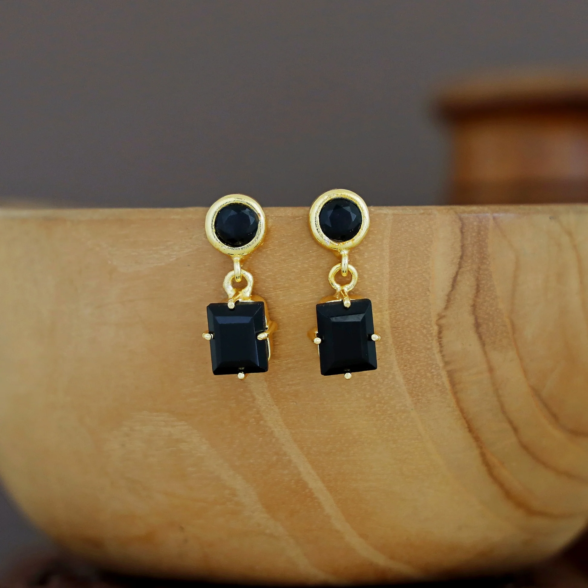 Lydia Glossy Circle Claw Rectangle Earring - Image 7