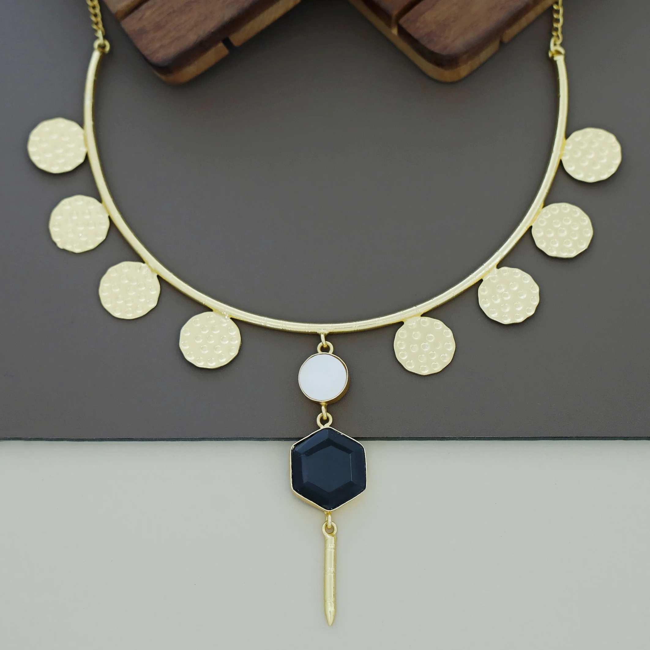 Lyla Golden Circle MOP + Glossy Neck Cuff - Image 5