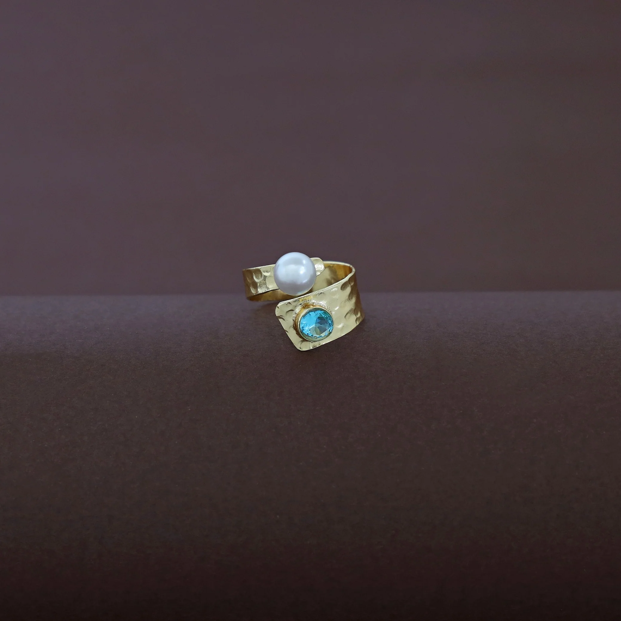 Maadhu Golden Hammered Pearl Glossy Ring - Image 3