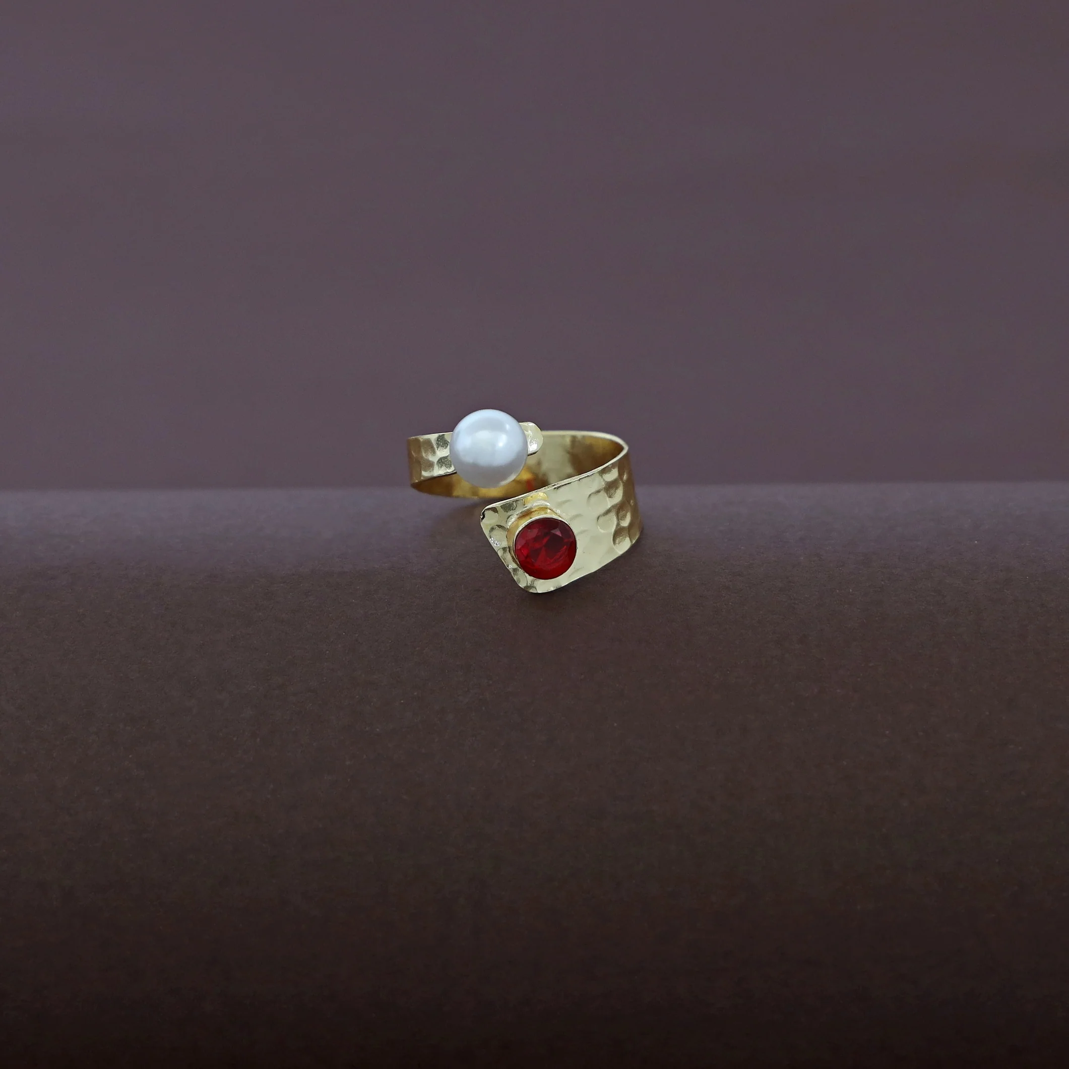 Maadhu Golden Hammered Pearl Glossy Ring - Image 4