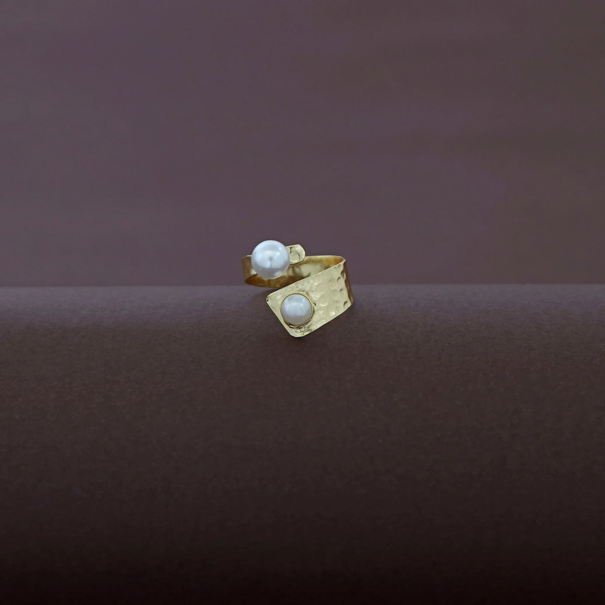 Maadhu Golden Hammered Pearl Glossy Ring - Image 8