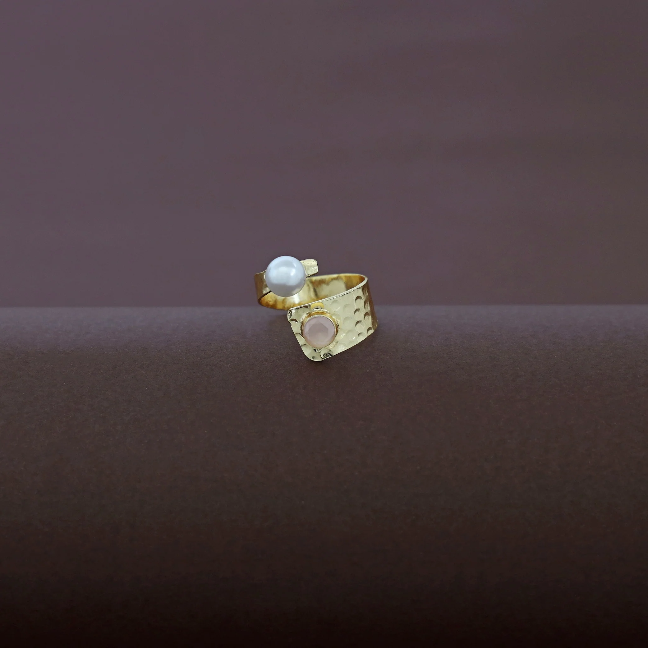 Maadhu Golden Hammered Pearl Glossy Ring - Image 9