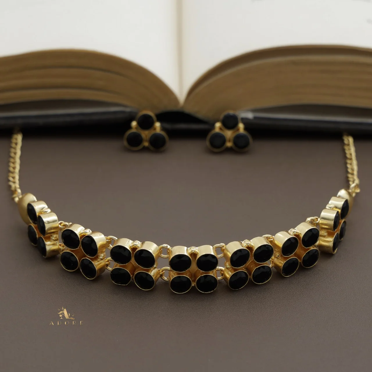Madera Glossy Round Choker With Stud - Image 13