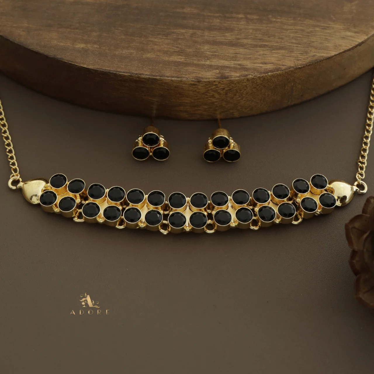 Madera Glossy Round Choker With Stud - Image 18