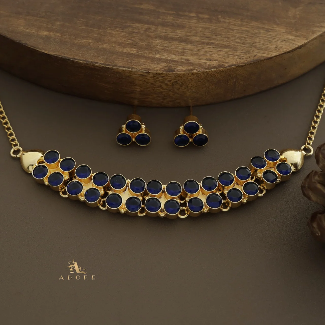 Madera Glossy Round Choker With Stud - Image 19