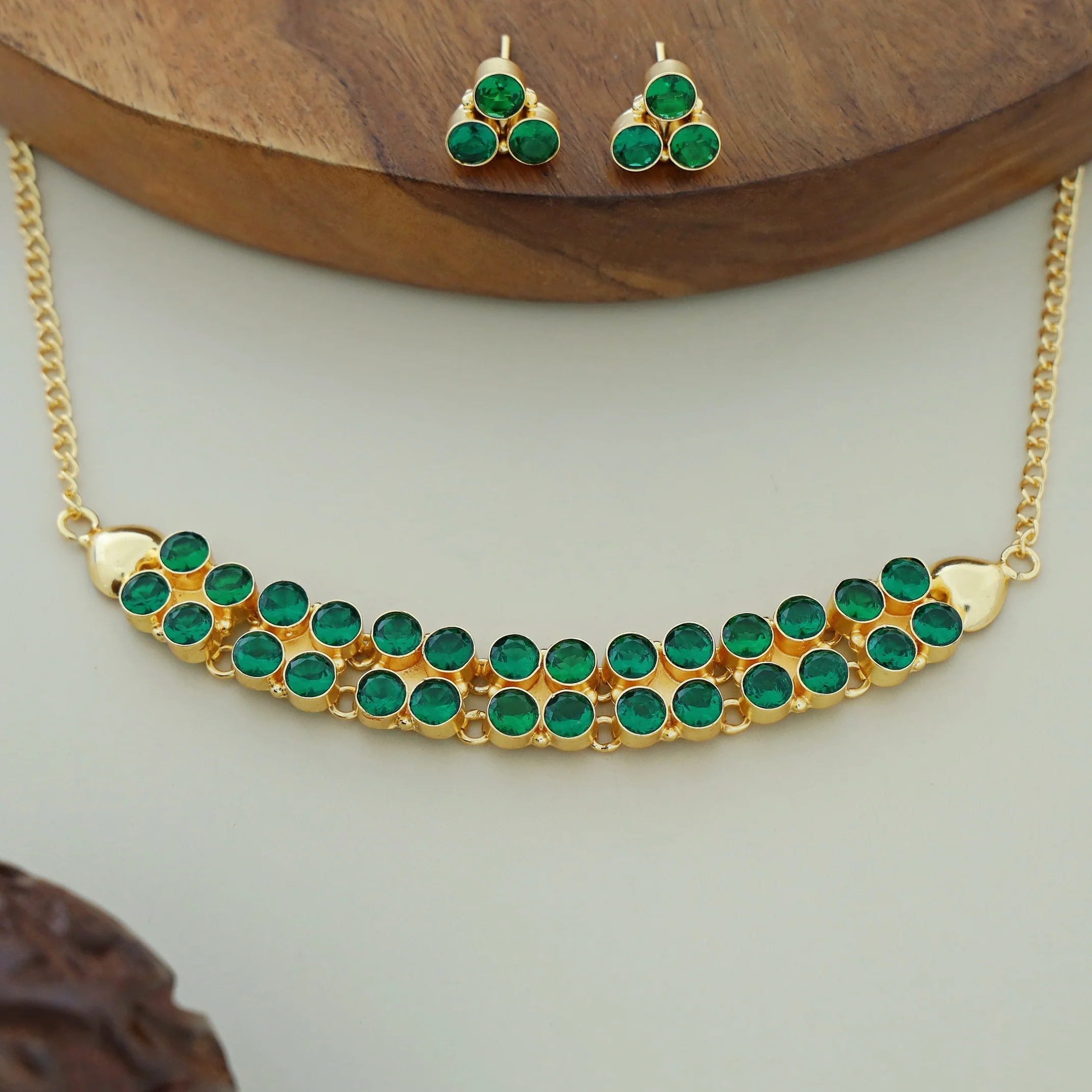 Madera Glossy Round Choker With Stud - Image 2
