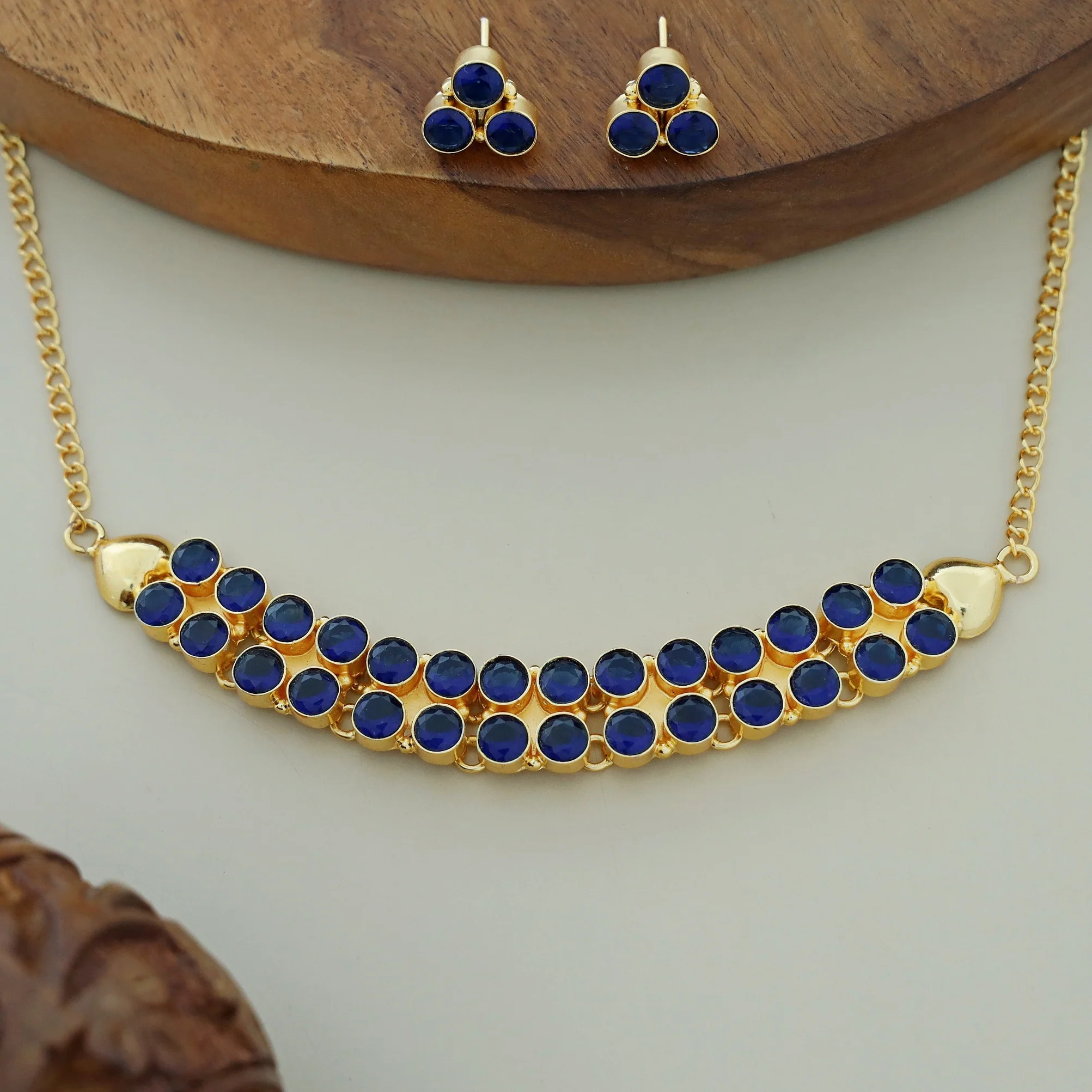 Madera Glossy Round Choker With Stud - Image 4