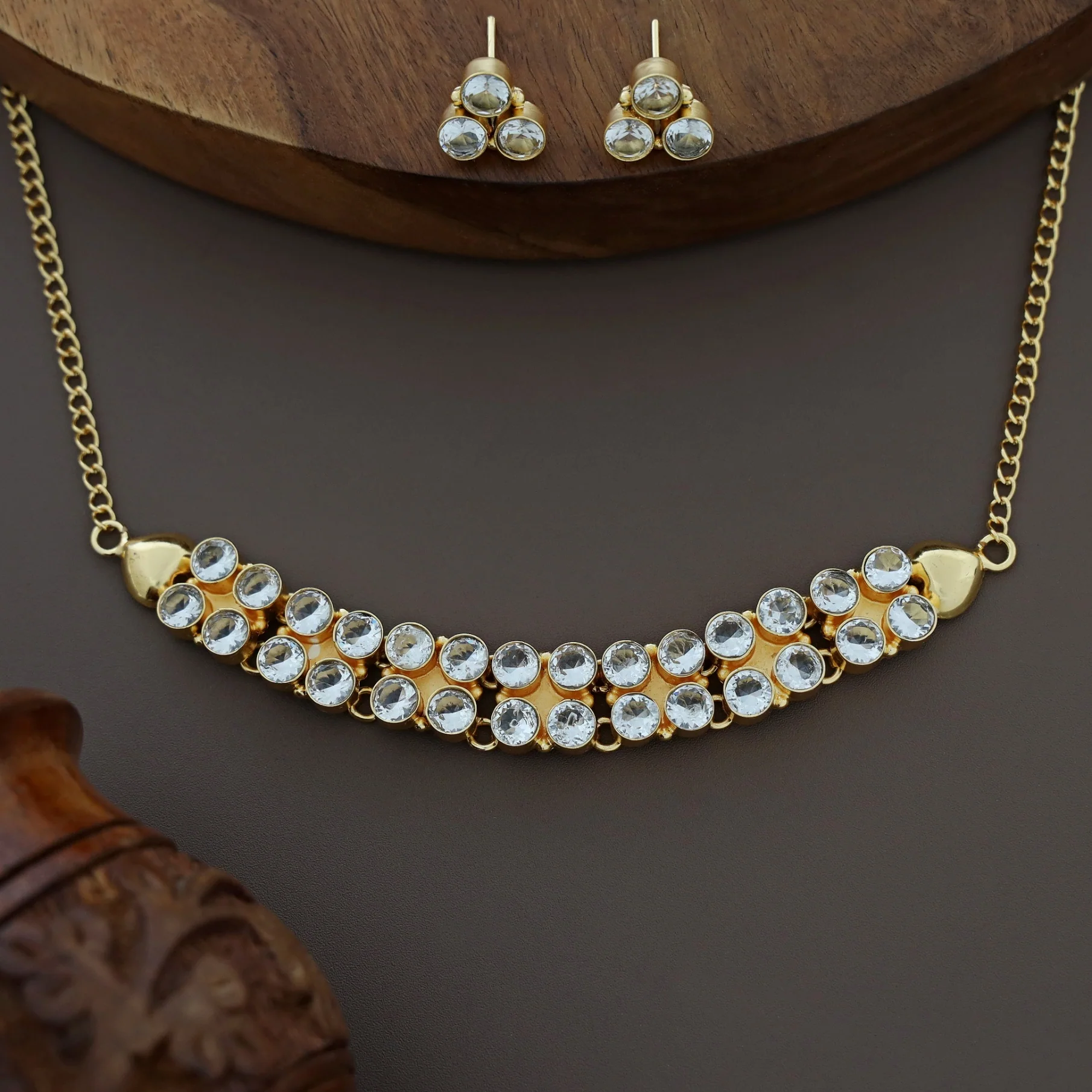 Madera Glossy Round Choker With Stud - Image 5
