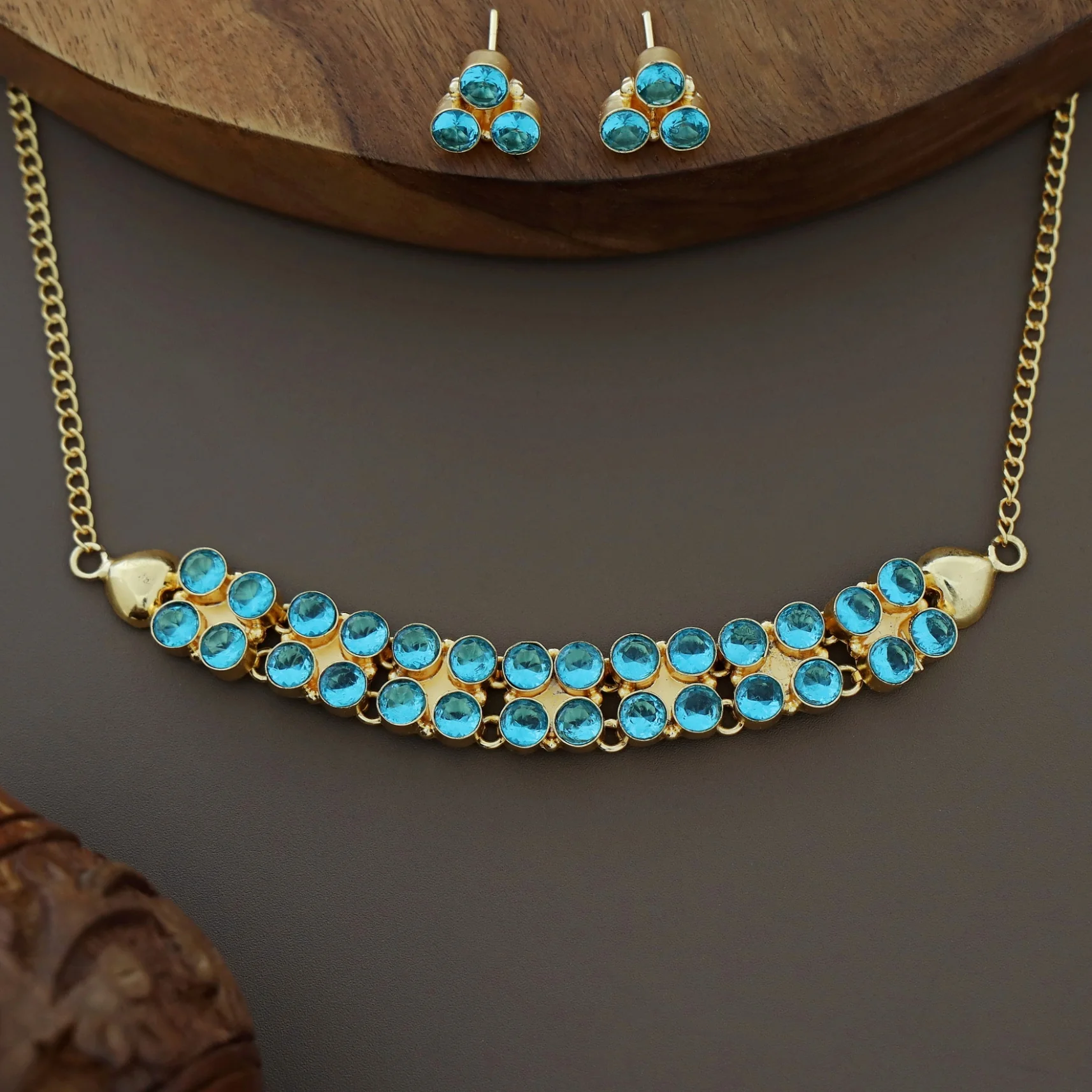 Madera Glossy Round Choker With Stud - Image 6