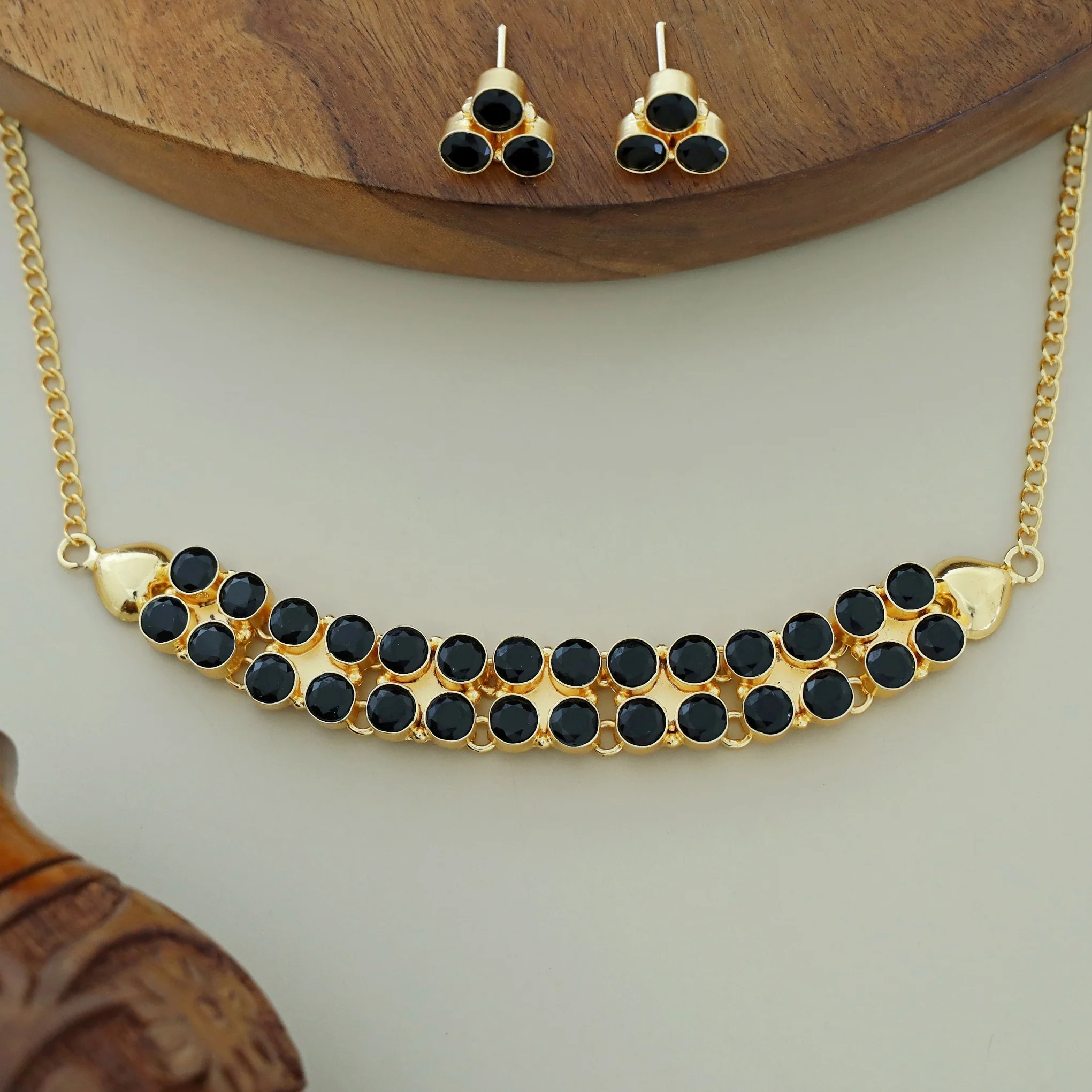 Madera Glossy Round Choker With Stud - Image 7