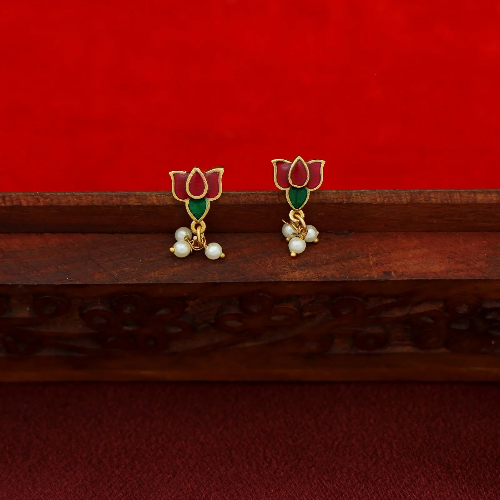Madhuri Lotus Pearl Neckpiece With Earring - Image 5