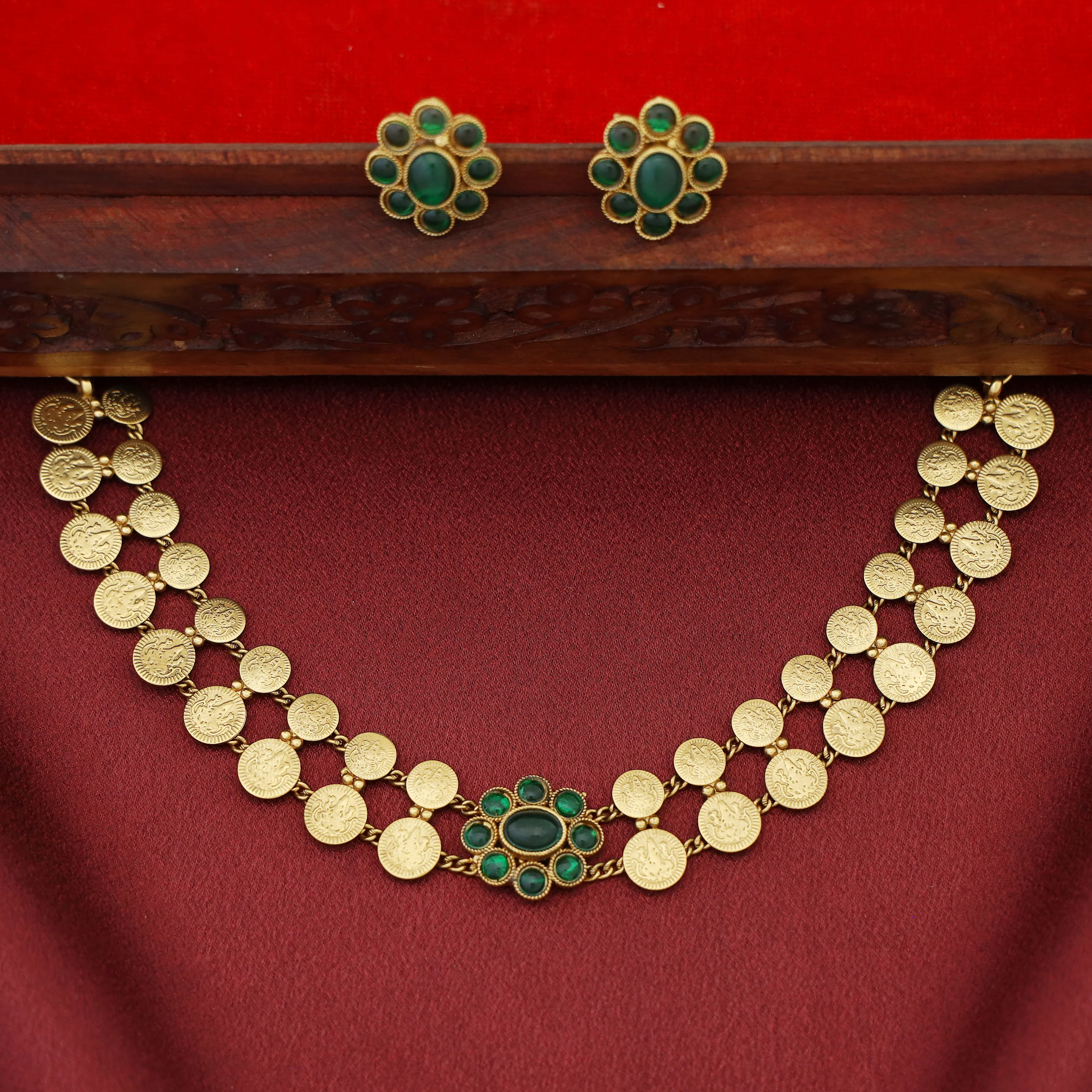 Mahima 2 Layer Kashi Floral Short Neckpiece/Choker With Earring - Image 3