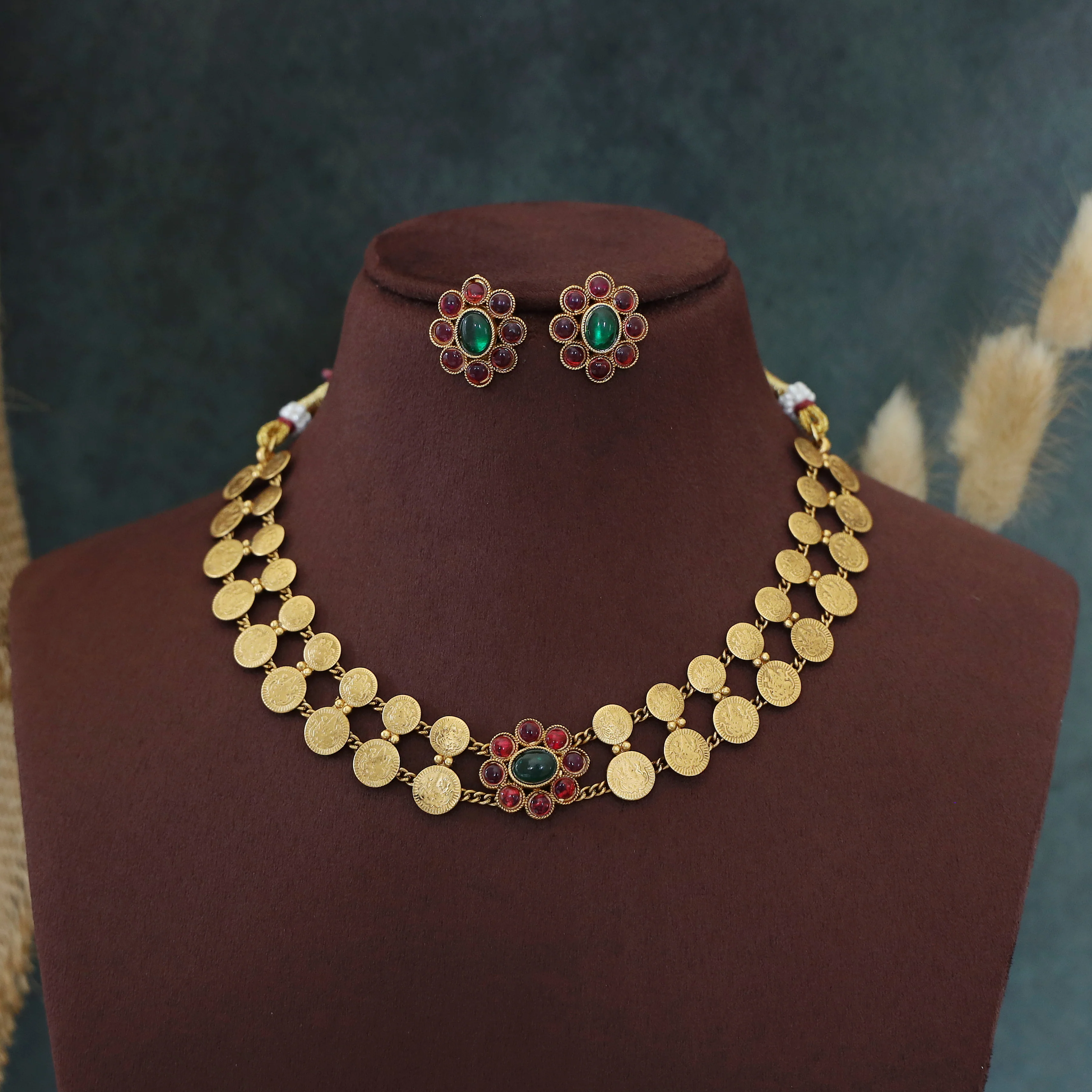 Mahima 2 Layer Kashi Floral Short Neckpiece/Choker With Earring - Image 5