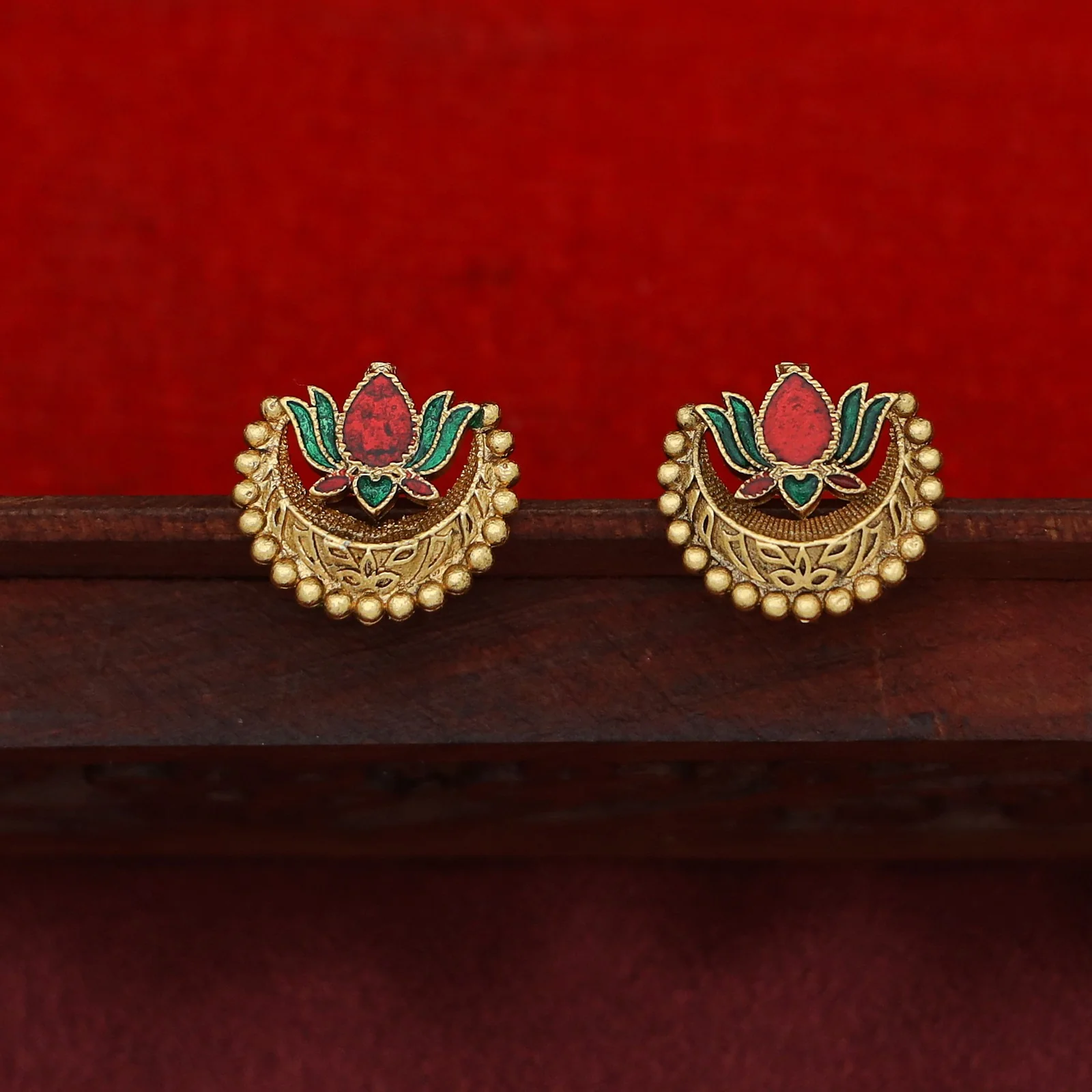 Maitreyi Padma Half Moon Short Neckpiece With Earring - Image 7