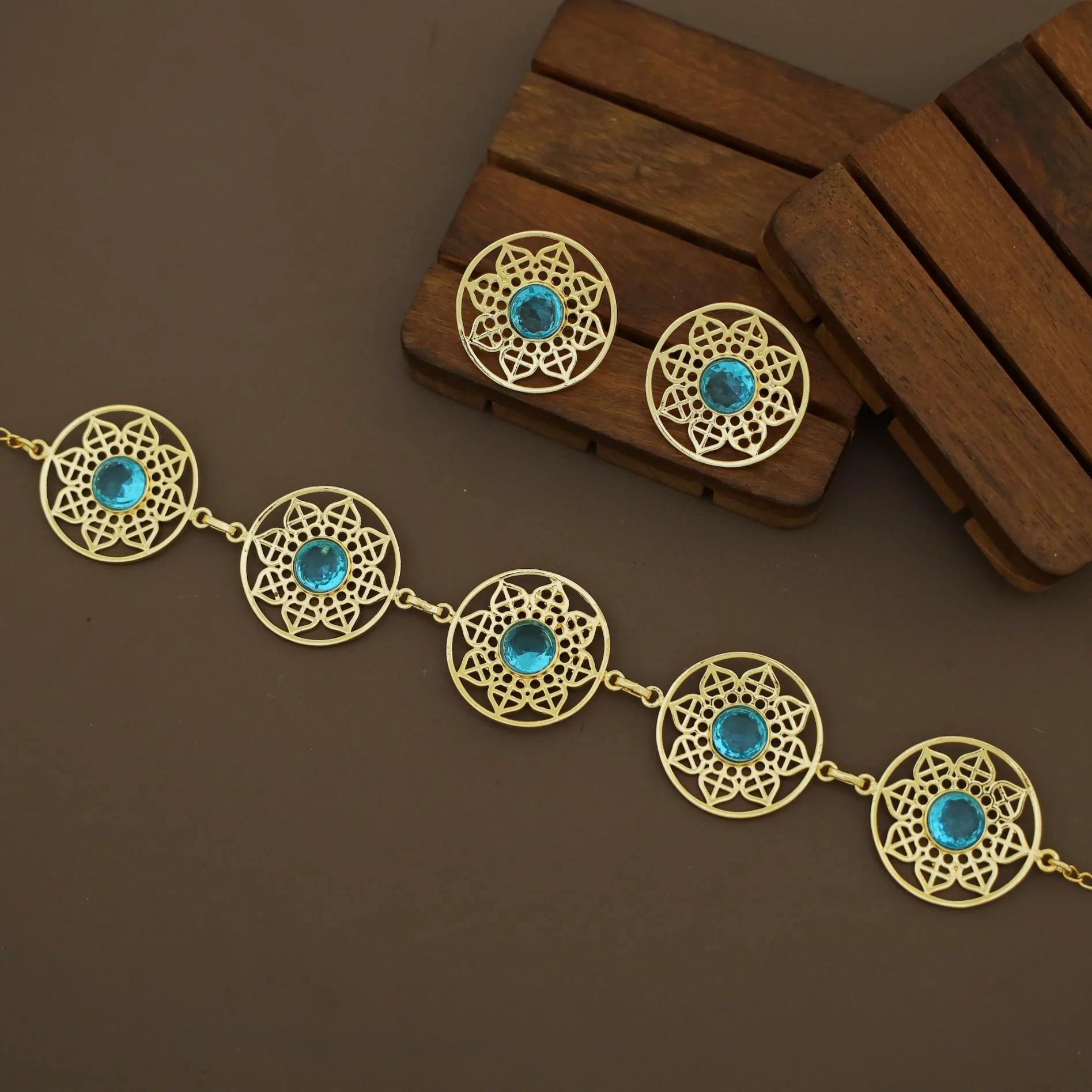 Mariana Glossy Round Floral Circle Choker With Earring - Image 2