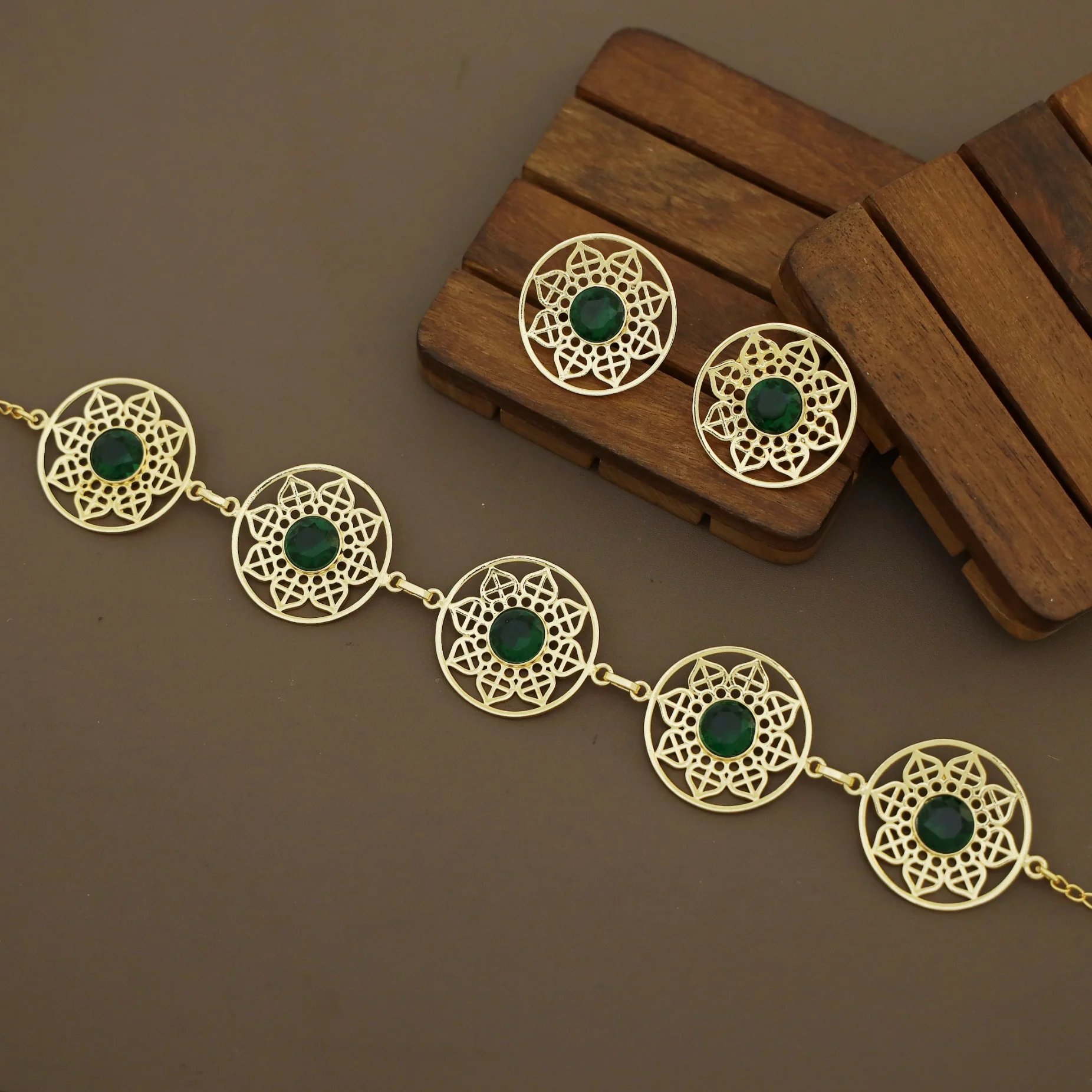 Mariana Glossy Round Floral Circle Choker With Earring - Image 3