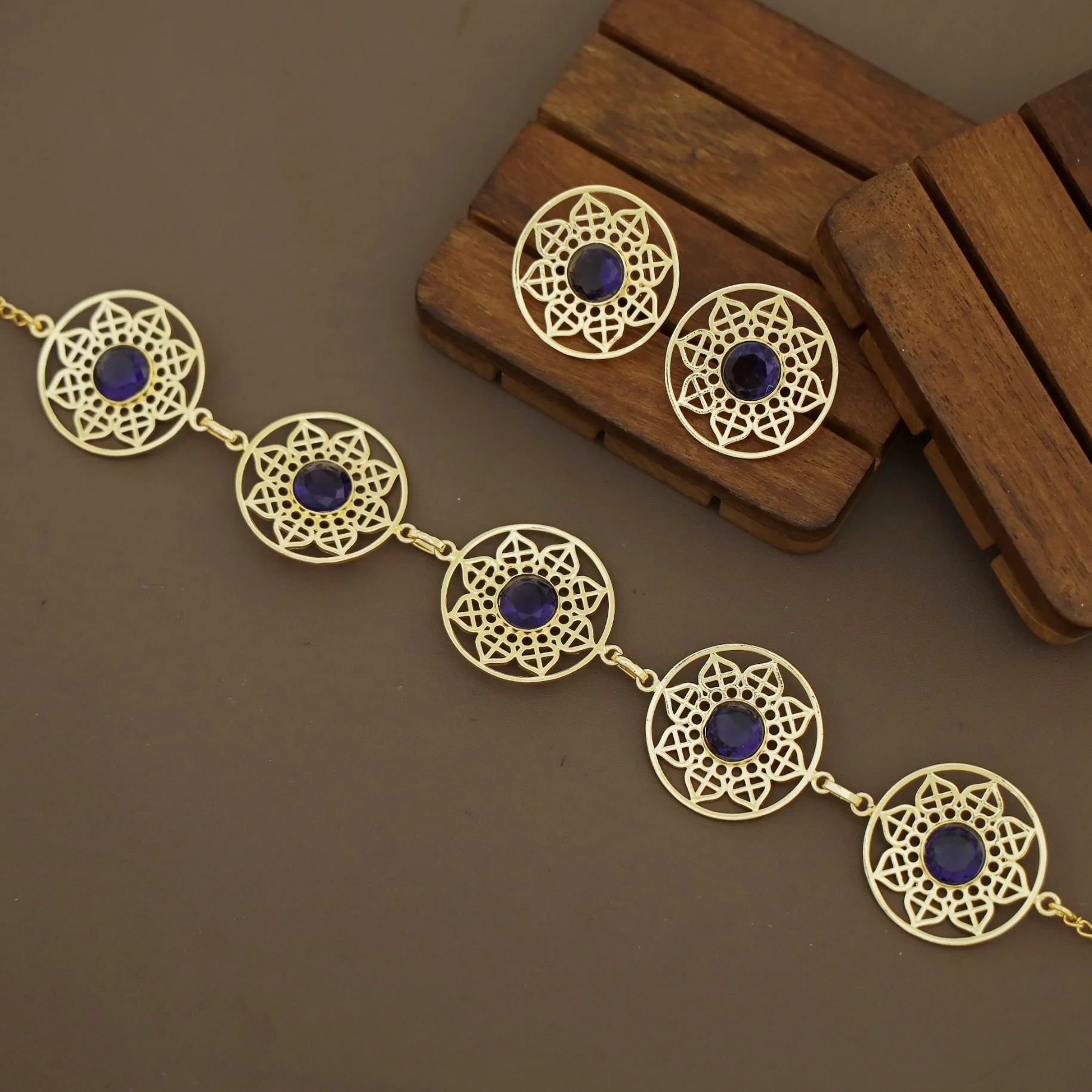 Mariana Glossy Round Floral Circle Choker With Earring - Image 4