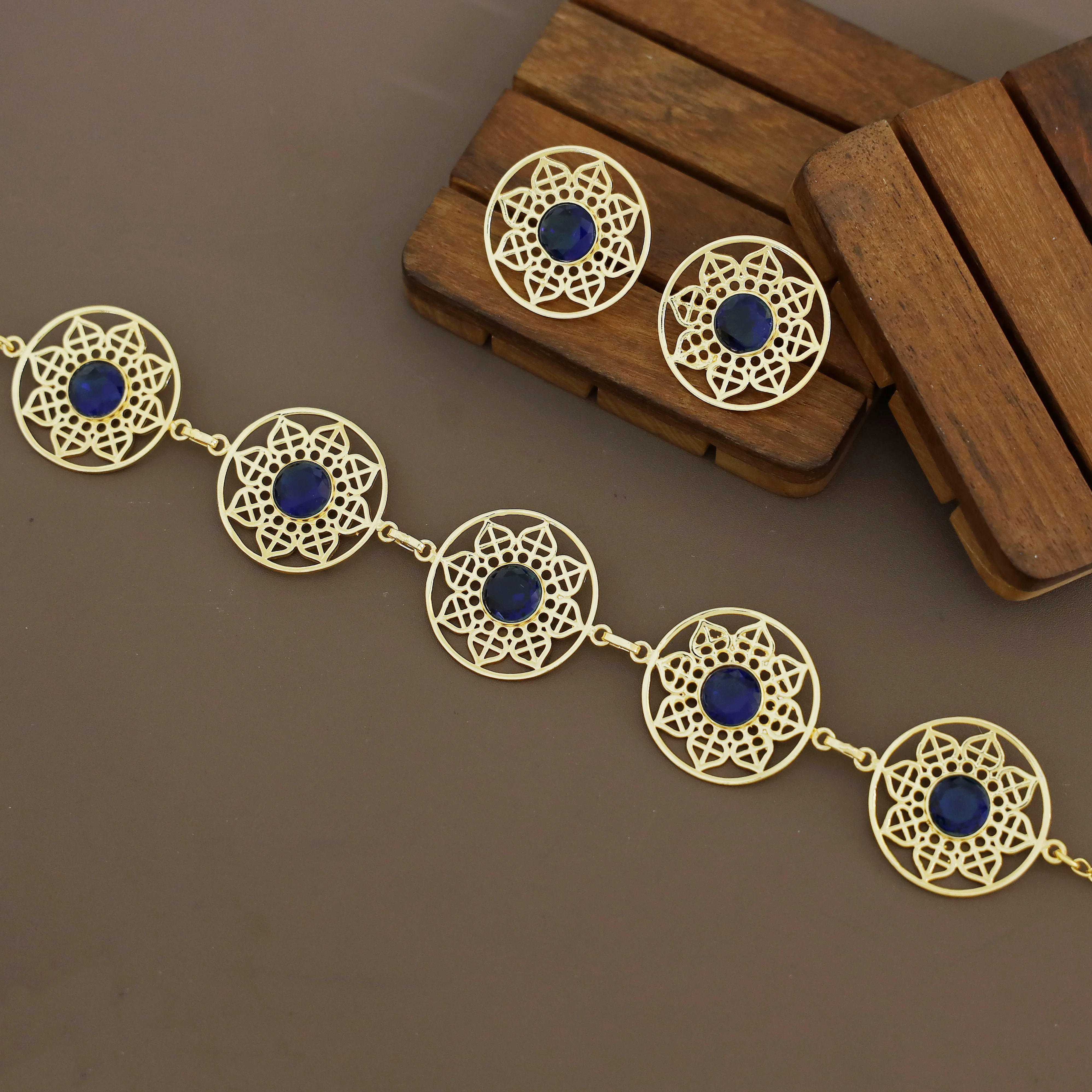 Mariana Glossy Round Floral Circle Choker With Earring - Image 5