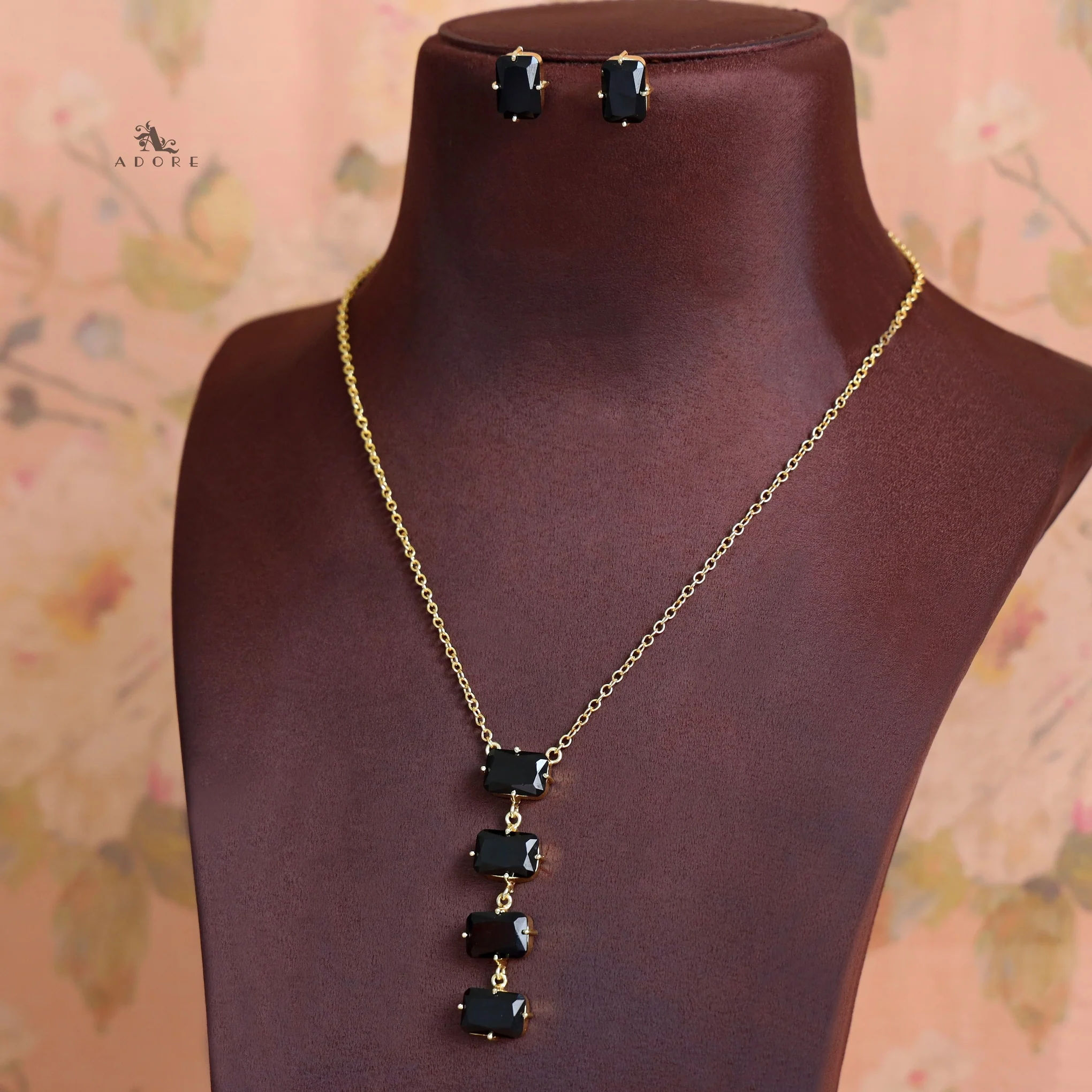 Marylin 4 Rectangle Glossy Claw Neckpiece with Earring - Image 7