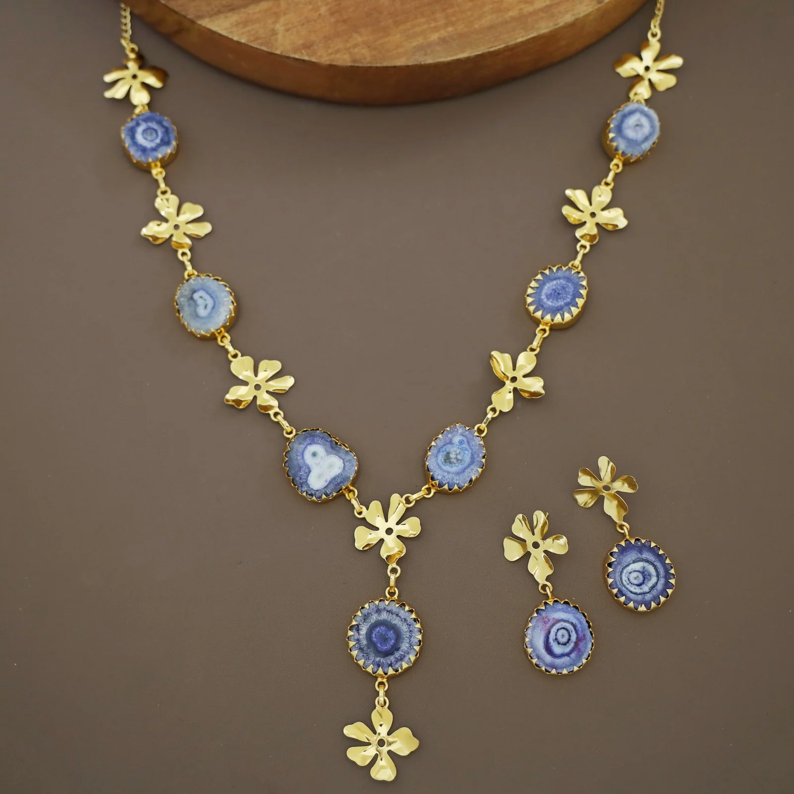 Meval Golden Floral Agate Neckpiece With Earring - Image 12