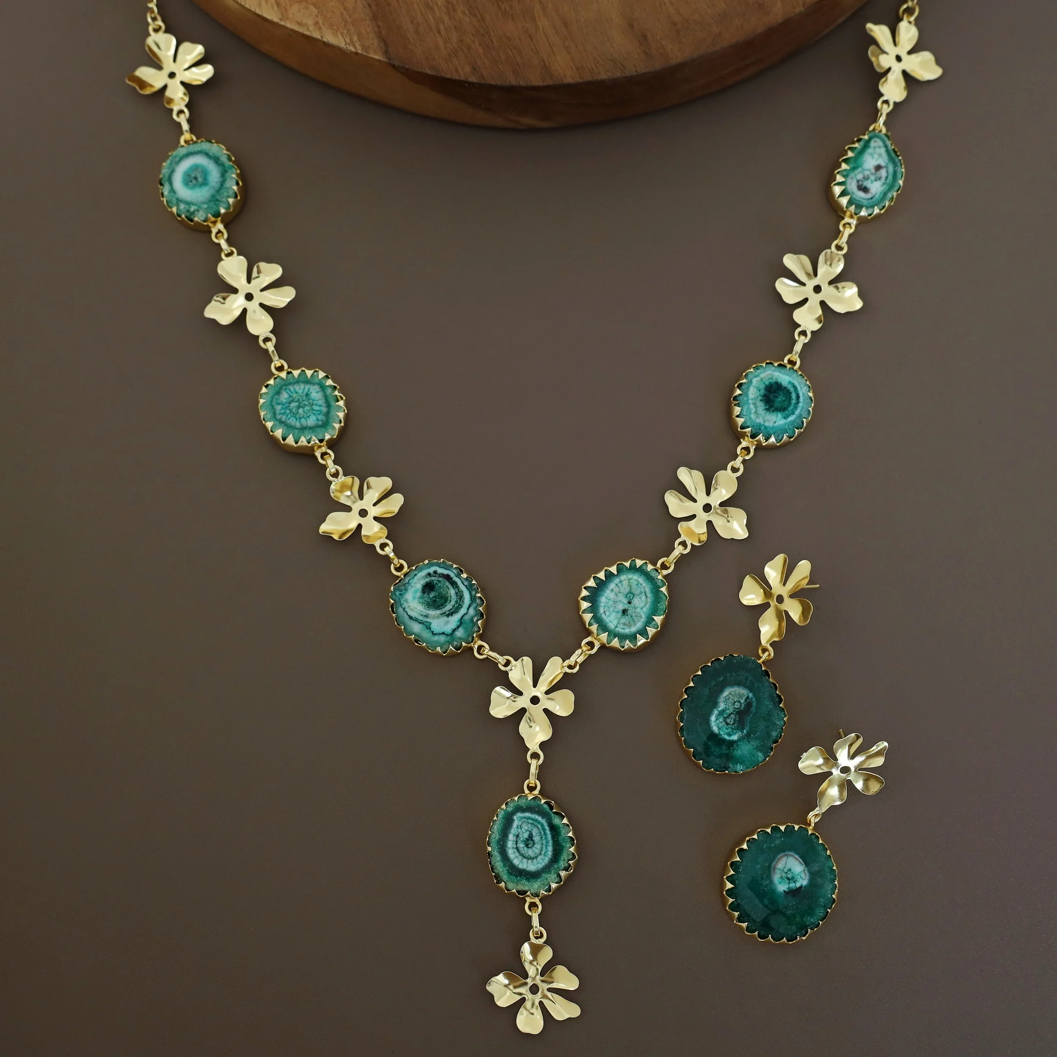 Meval Golden Floral Agate Neckpiece With Earring - Image 4