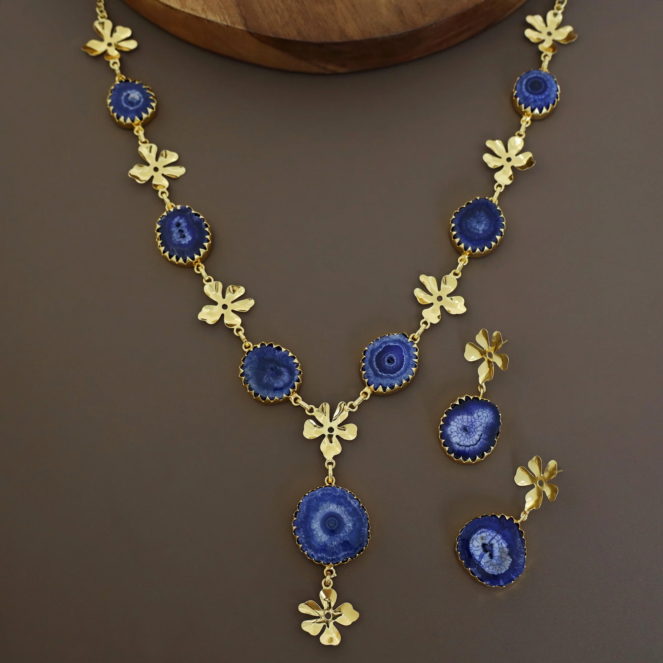 Meval Golden Floral Agate Neckpiece With Earring - Image 6