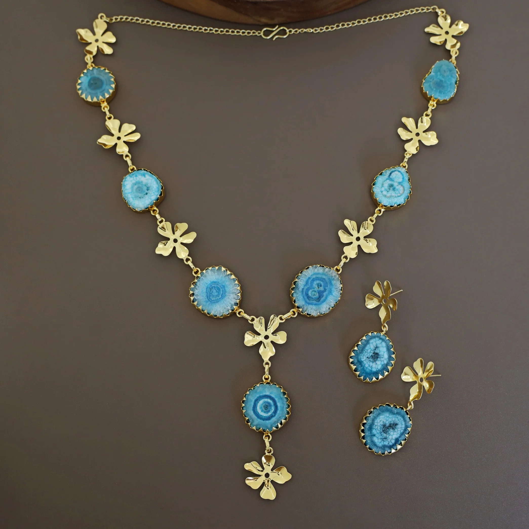 Meval Golden Floral Agate Neckpiece With Earring - Image 8